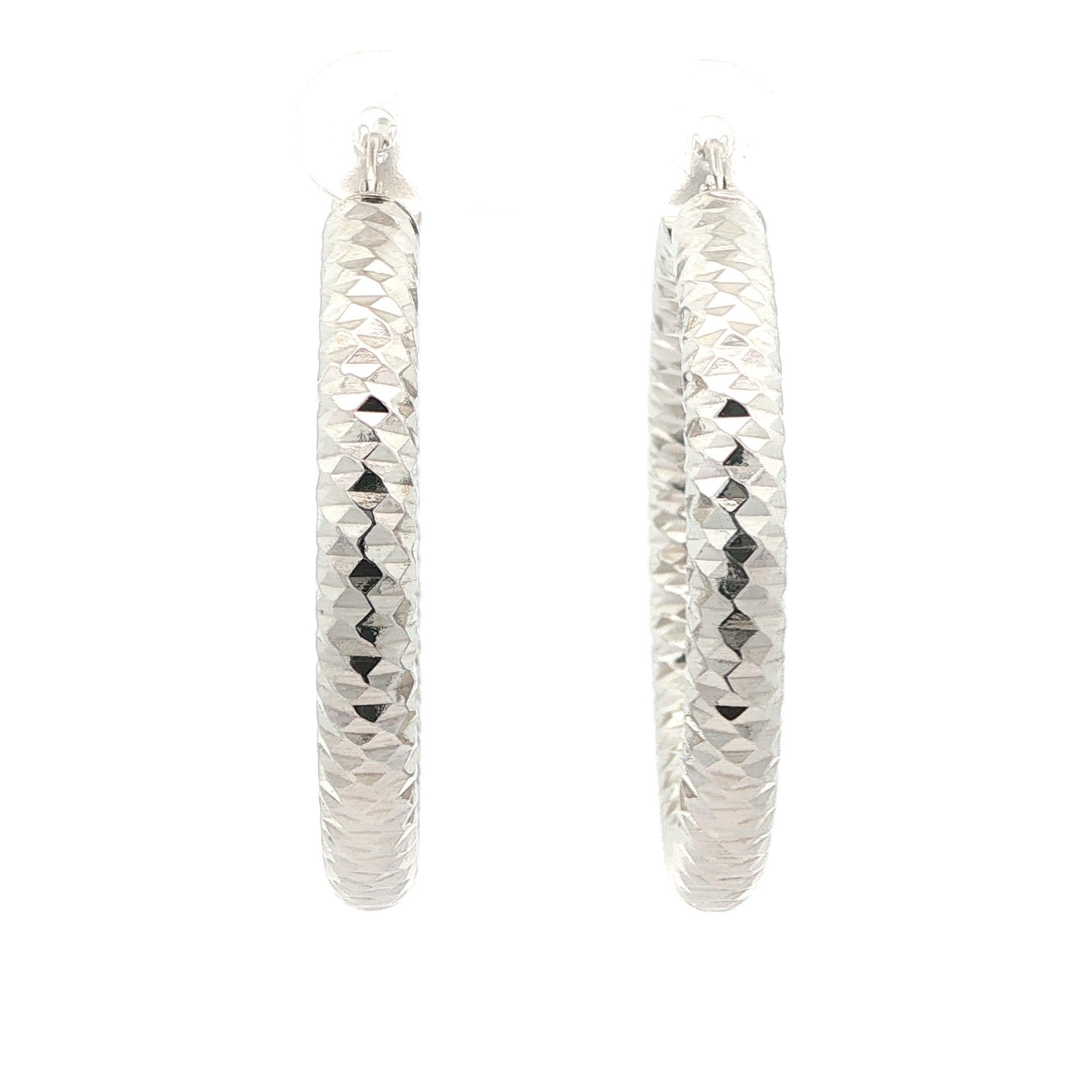 Pendientes de aro de tubo de oro blanco macizo de 14k con corte de diamante facetado de 40 mm en Excelente estado para la venta en Montclair, NJ