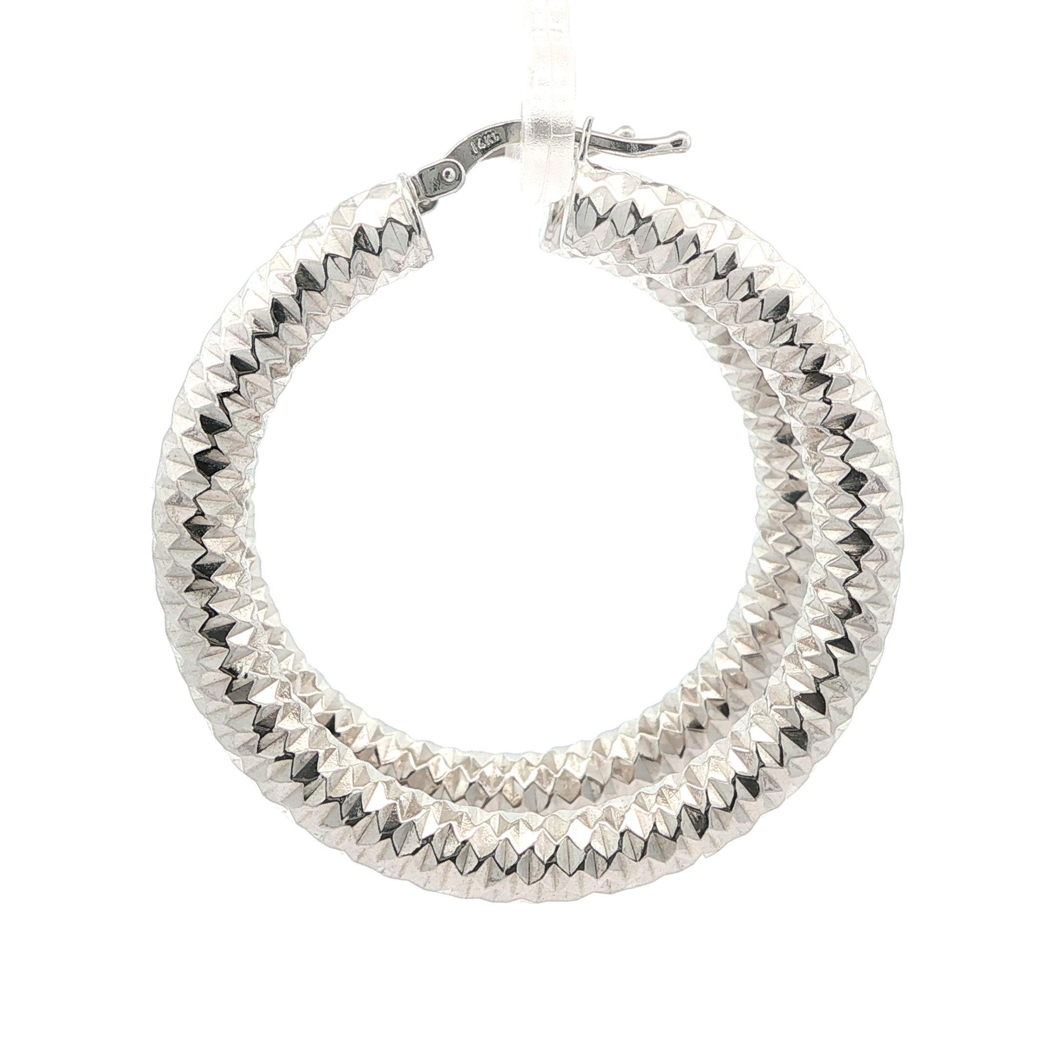 Pendientes de aro de tubo de oro blanco macizo de 14k con corte de diamante facetado de 40 mm en venta 1