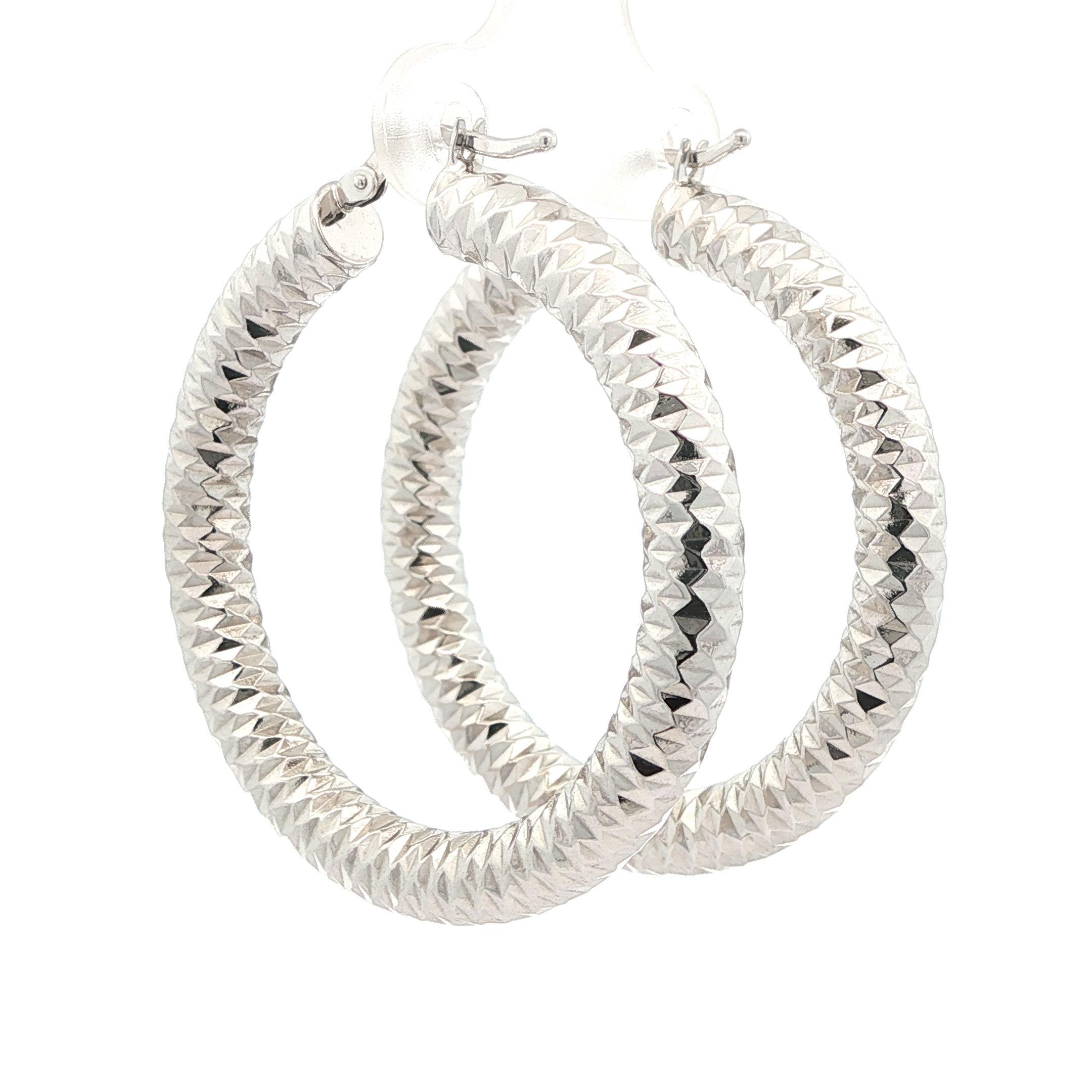 Pendientes de aro de tubo de oro blanco macizo de 14k con corte de diamante facetado de 40 mm en venta 2