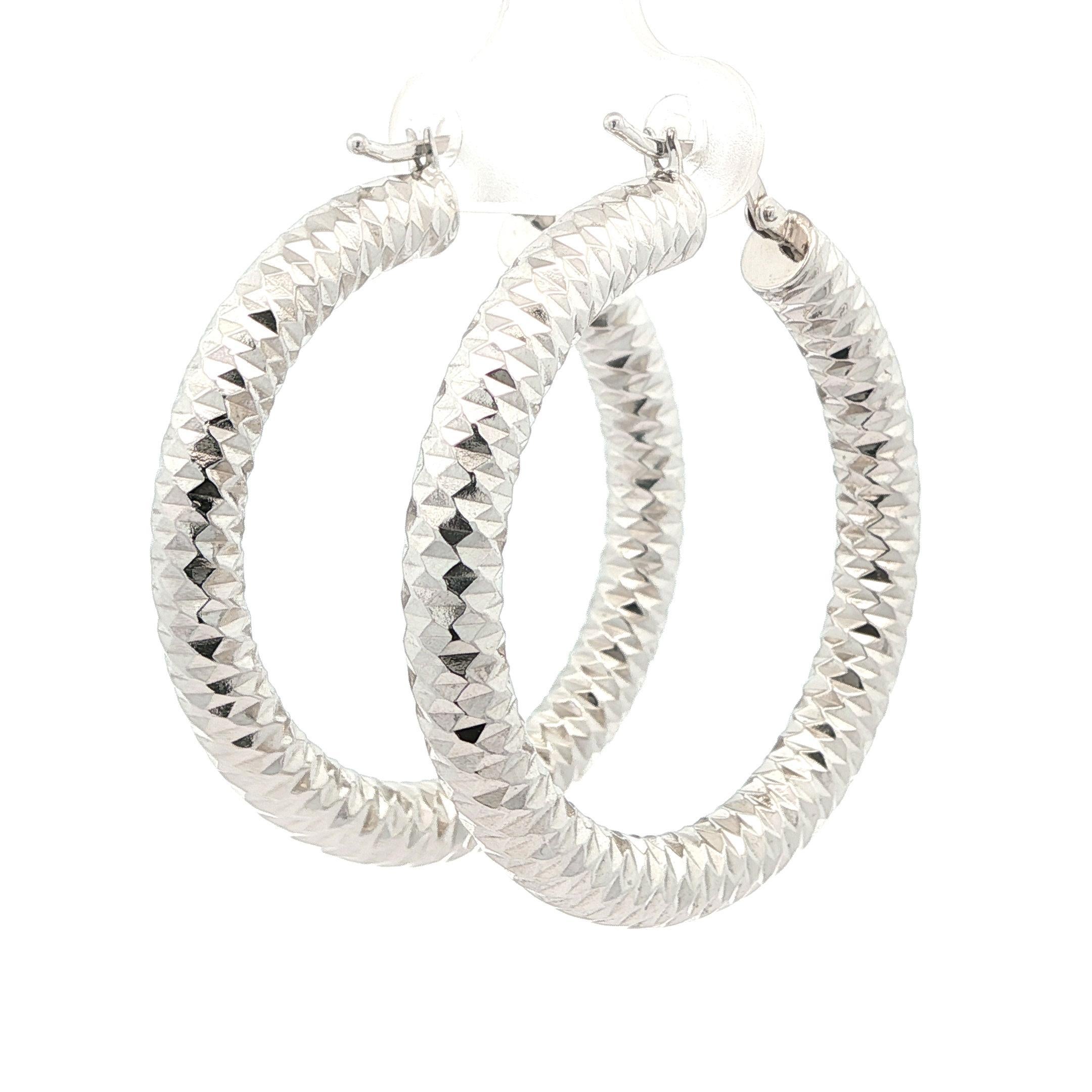 Pendientes de aro de tubo de oro blanco macizo de 14k con corte de diamante facetado de 40 mm en venta 3