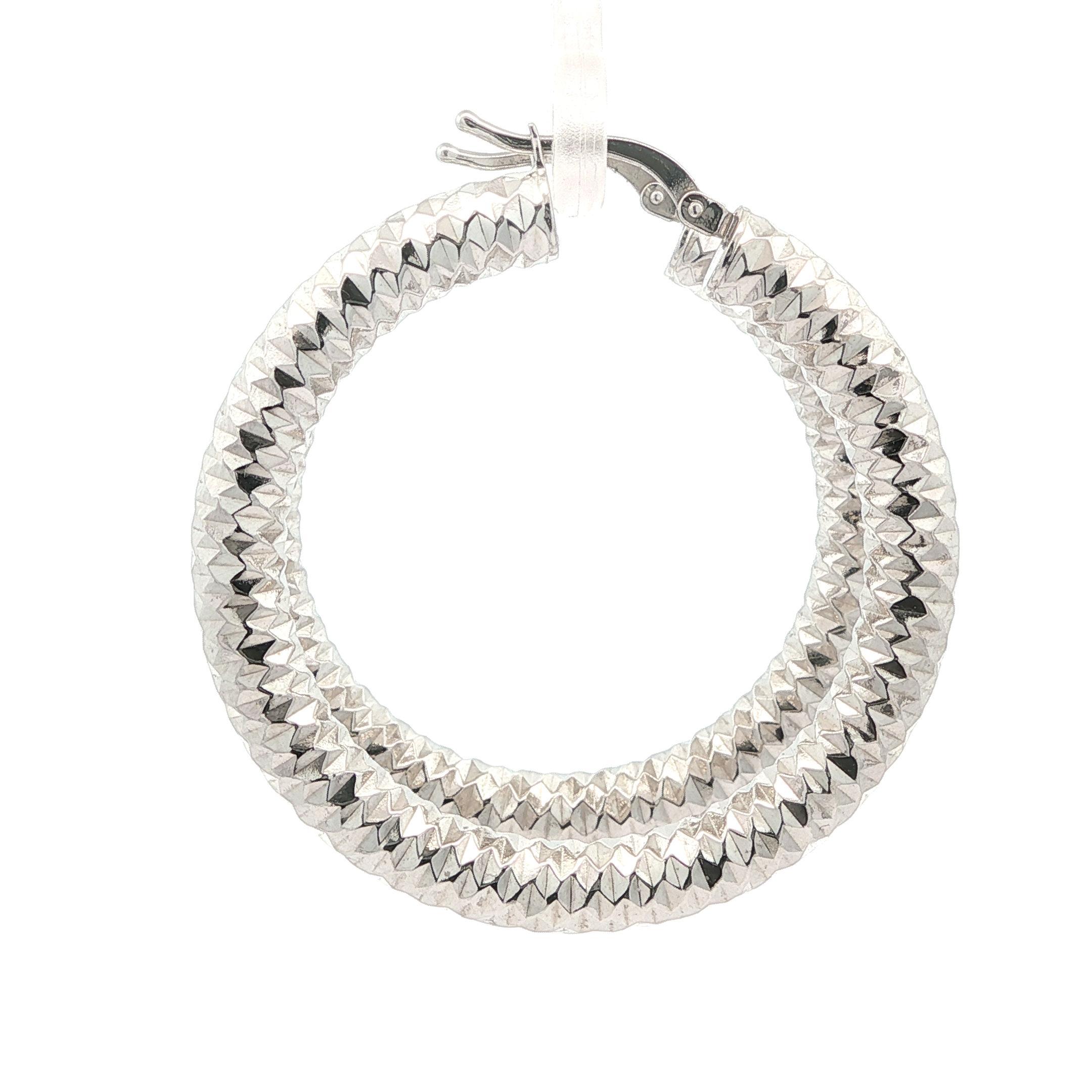 Pendientes de aro de tubo de oro blanco macizo de 14k con corte de diamante facetado de 40 mm en venta 4