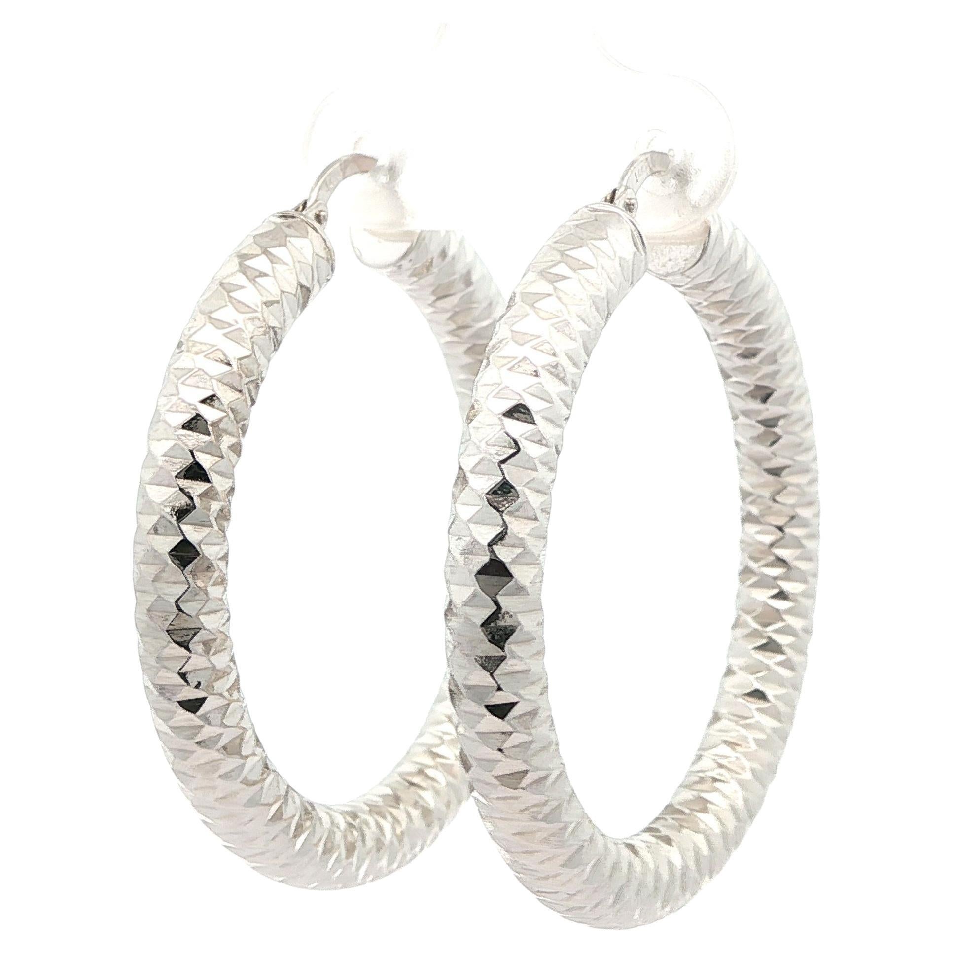 Orecchini a cerchio a tubo in oro bianco massiccio 14k con taglio diamante sfaccettato da 40 mm