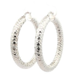 Orecchini a cerchio a tubo in oro bianco massiccio 14k con taglio diamante sfaccettato da 40 mm