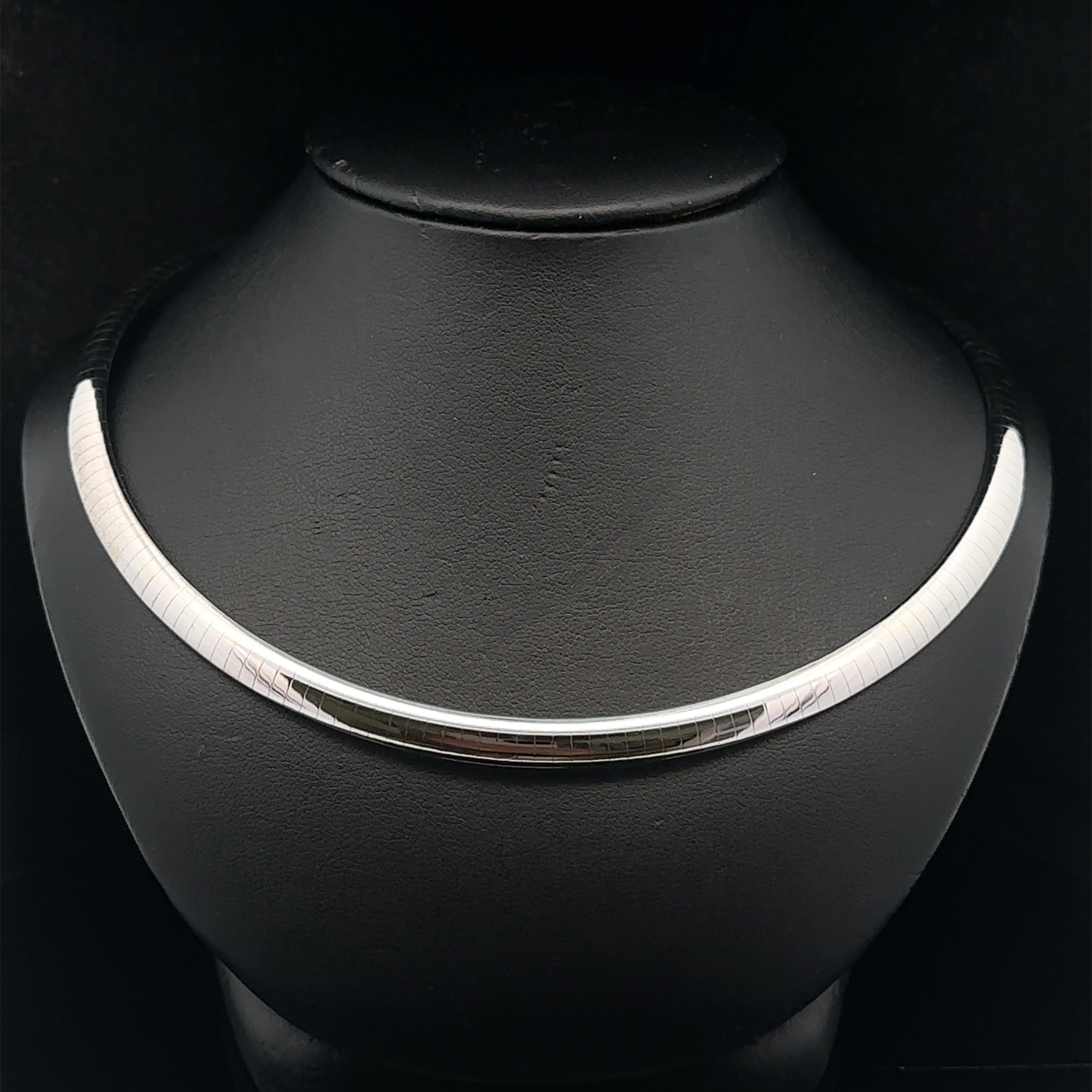 Solid 14k White Gold 6mm Wide Omega Chain Collar Necklace w/ Push Clasp In Excellent Condition For Sale In Montclair, NJ