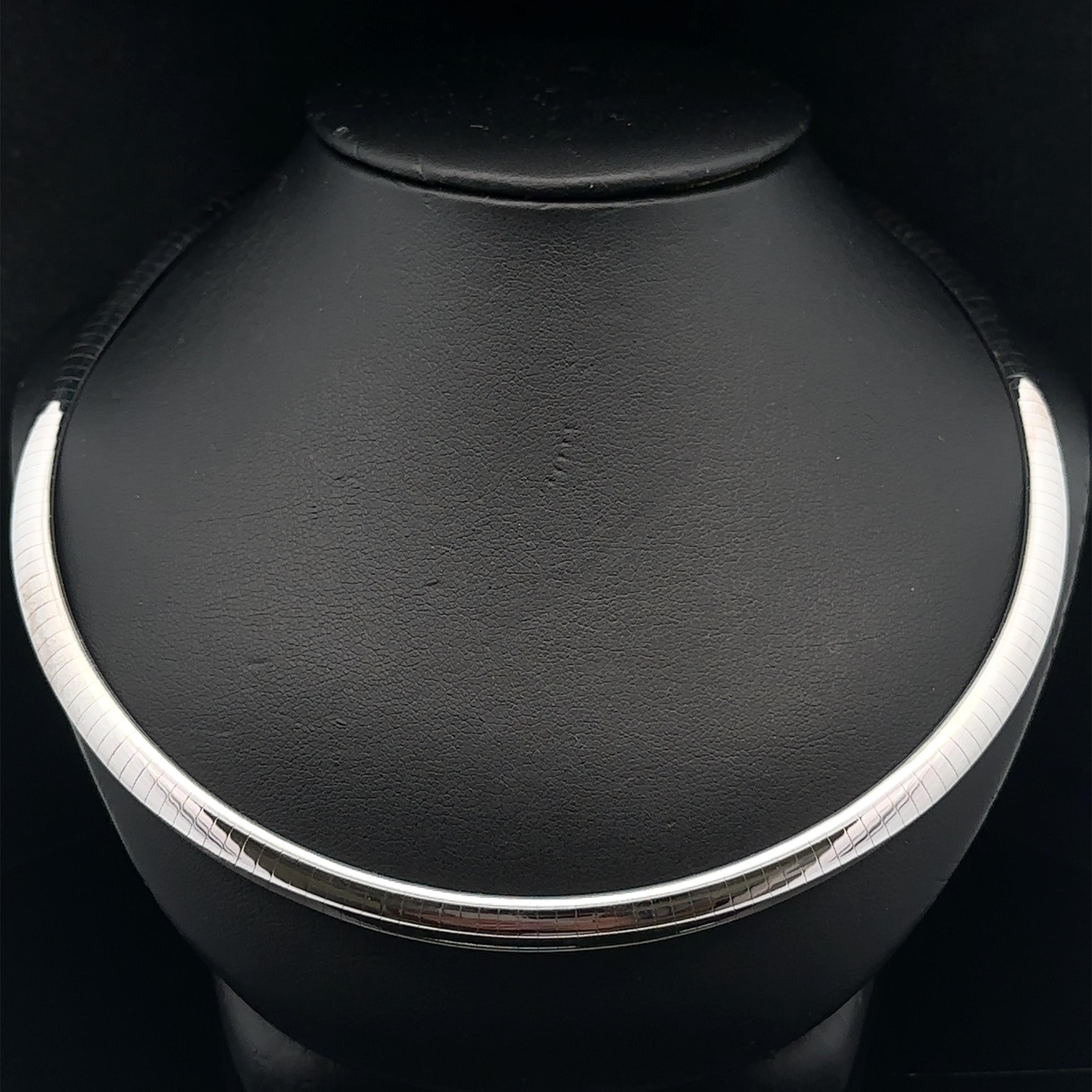 Solid 14k White Gold 6mm Wide Omega Chain Collar Necklace w/ Push Clasp For Sale 4