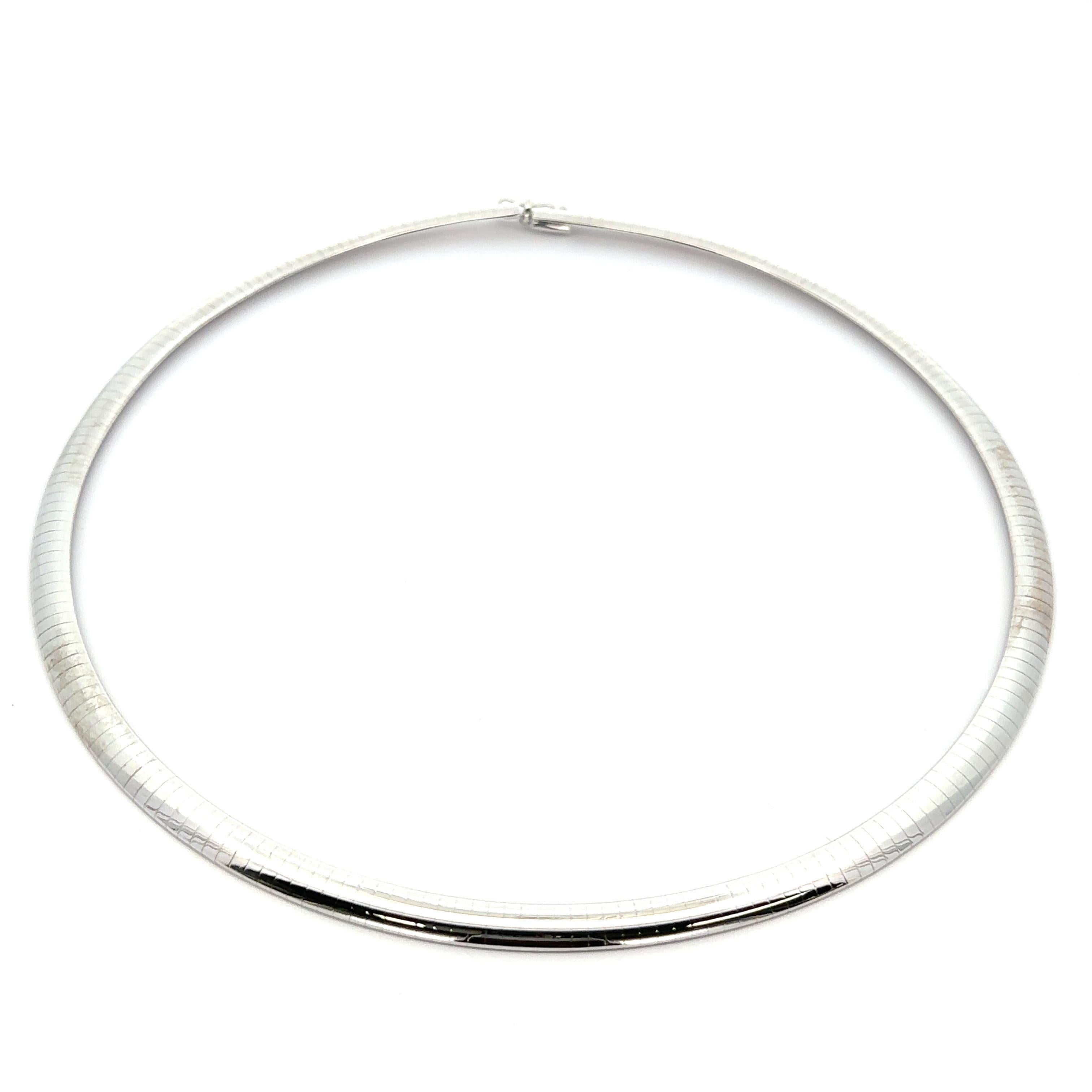 Solid 14k White Gold 6mm Wide Omega Chain Collar Necklace w/ Push Clasp For Sale