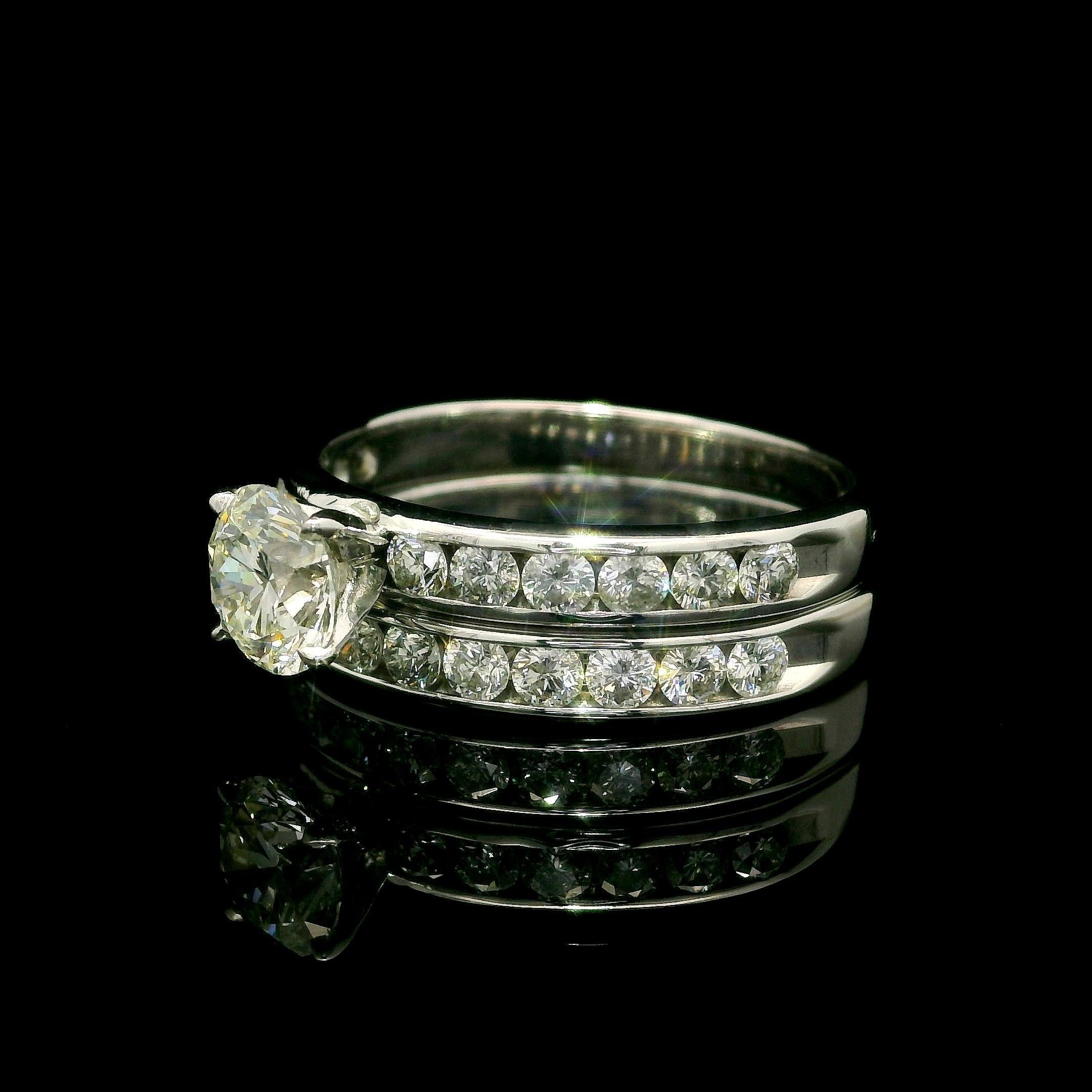 Verlobungsring aus massivem 14k Weißgold GIA 2,30ctw rundem Diamanten mit Kanalring im Zustand „Hervorragend“ im Angebot in Montclair, NJ