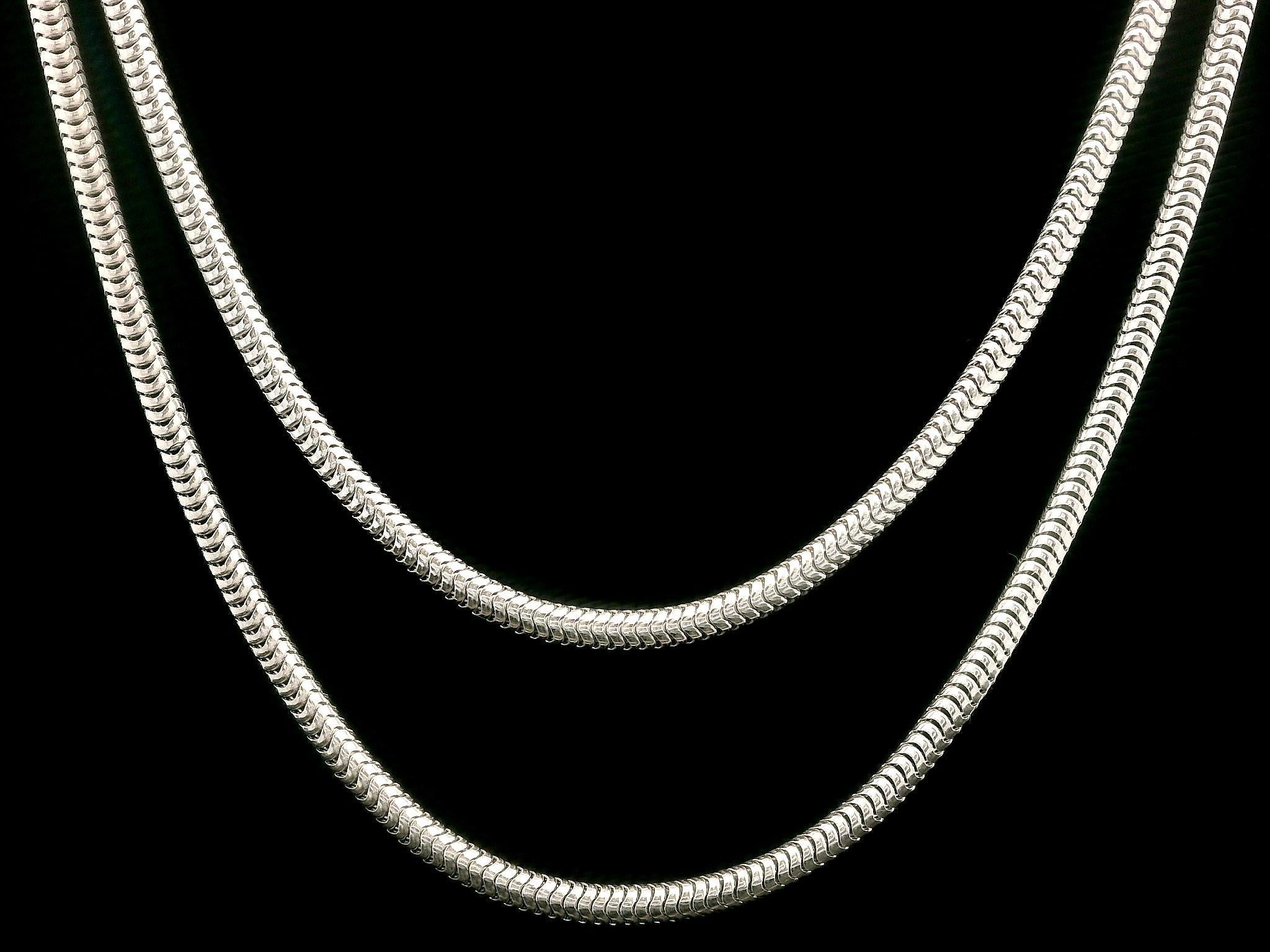 Collier à maillons soyeux en or blanc massif 14k, long serpent arrondi de 24 pouces Excellent état - En vente à Montclair, NJ