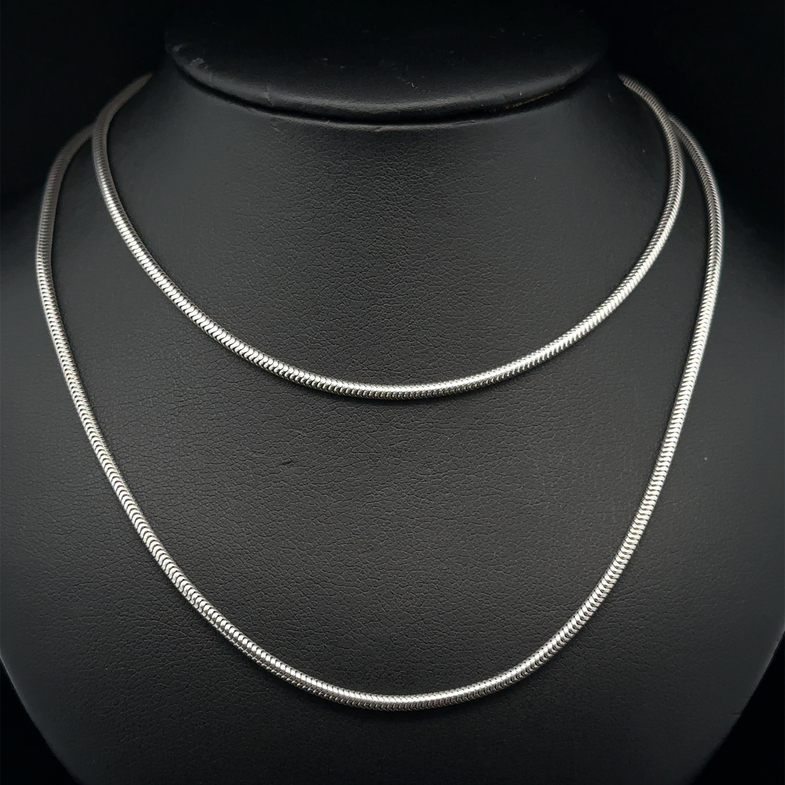 Collier à maillons soyeux en or blanc massif 14k, long serpent arrondi de 24 pouces en vente 2