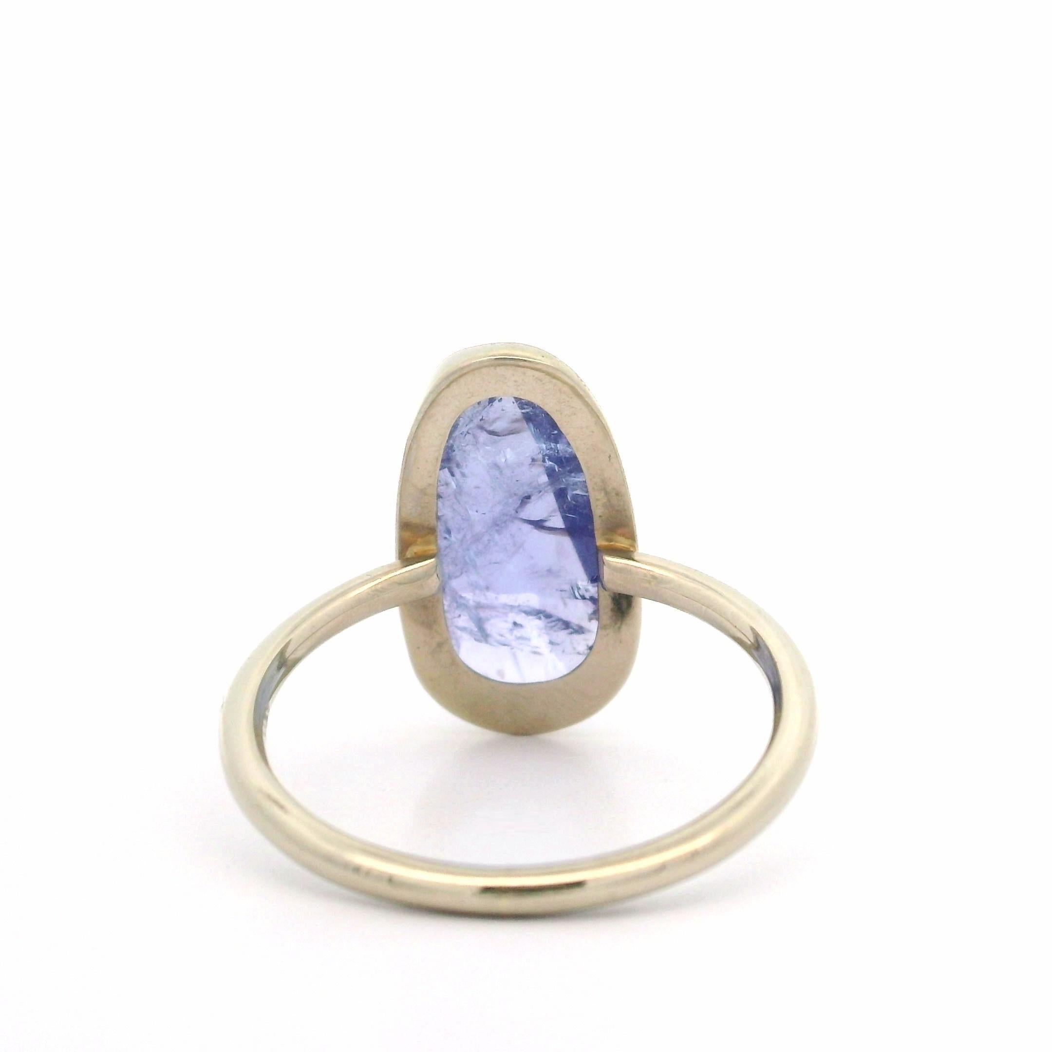 --Piedra(s):--
(1) Tanzanita auténtica natural - Talla natural ovalada facetada - Engaste en bisel - Color azul intenso - 15,3x7,9 mm (aprox.)

Material: Oro blanco macizo de 14 quilates
Peso: 2.47 gramos
Tamaño del anillo: 6.5 (Ajustado en un dedo.