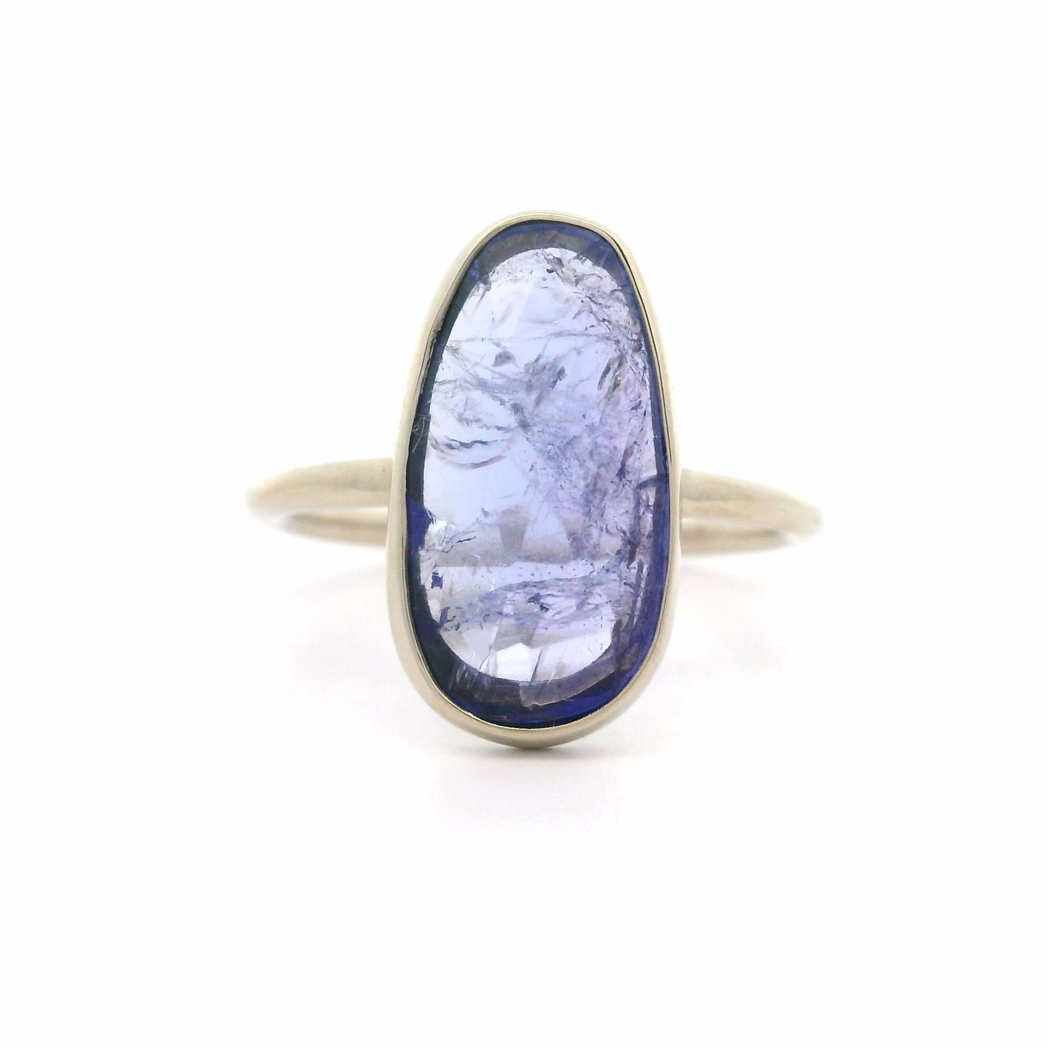 Anillo solitario de tanzanita de corte natural en oro blanco macizo de 14 quilates Corte oval en venta