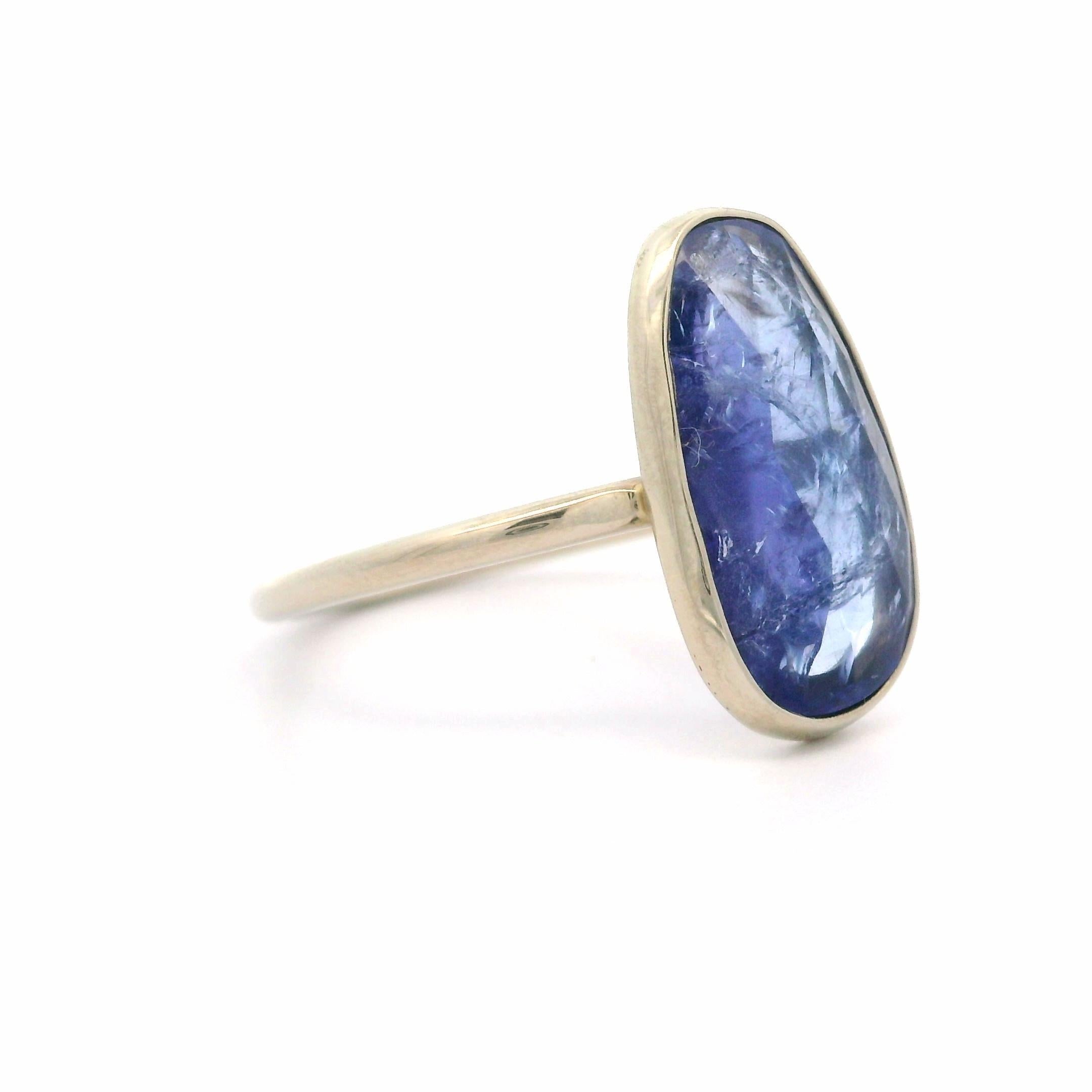 Anillo solitario de tanzanita de corte natural en oro blanco macizo de 14 quilates en Excelente estado para la venta en Montclair, NJ