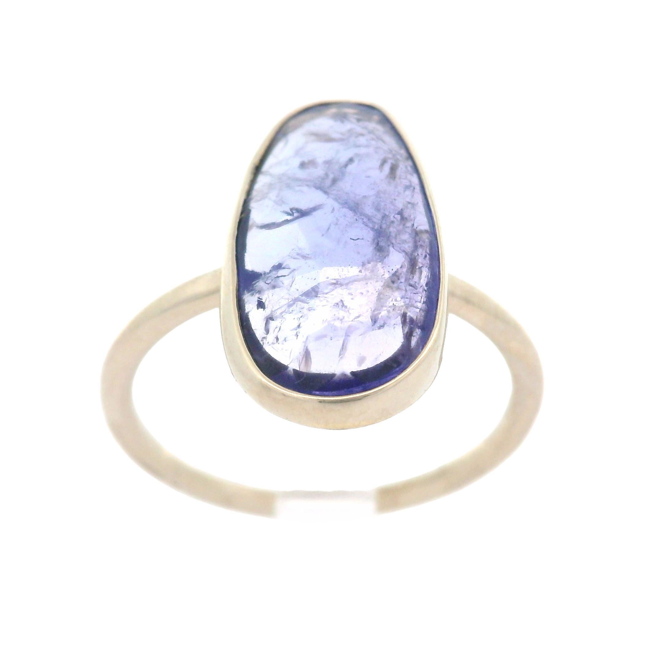 Anillo solitario de tanzanita de corte natural en oro blanco macizo de 14 quilates en venta 1