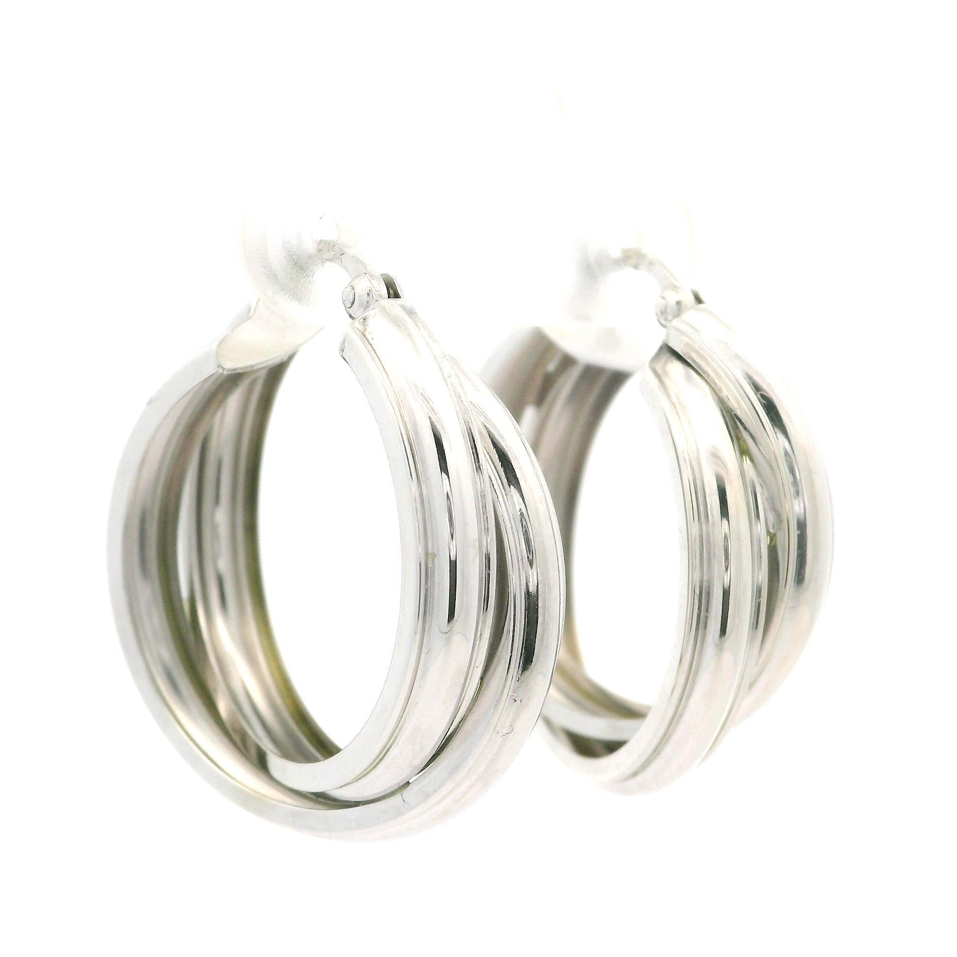 Materiale: Oro bianco massiccio 14K
Peso: 3,92 grammi
Fondello: Chiusura a scatto (sono necessari i fori alle orecchie)
Larghezza: 24,3 mm (0,95