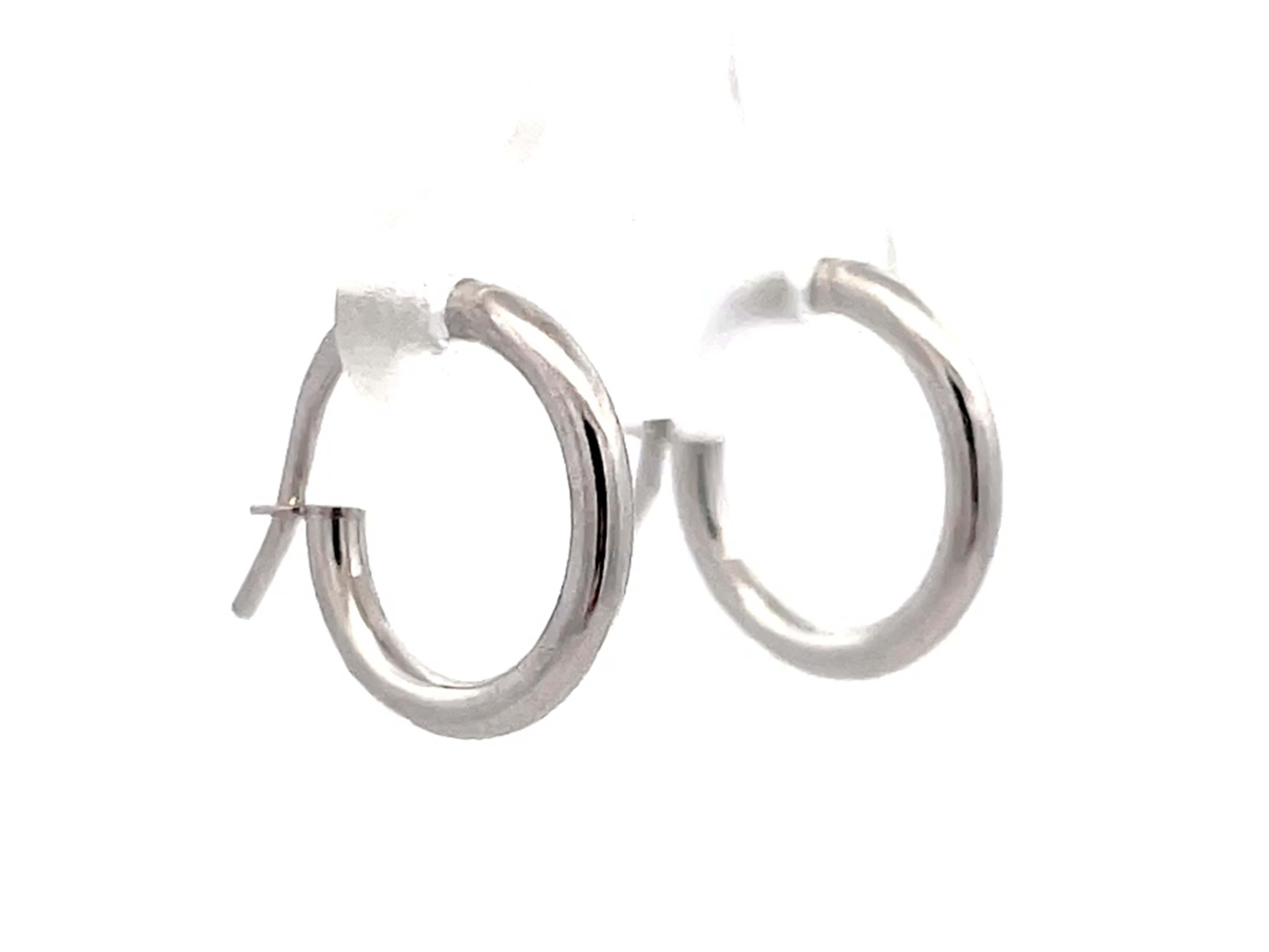 Solid 14K White Gold Small Hoop Earrings In New Condition For Sale In Honolulu, HI