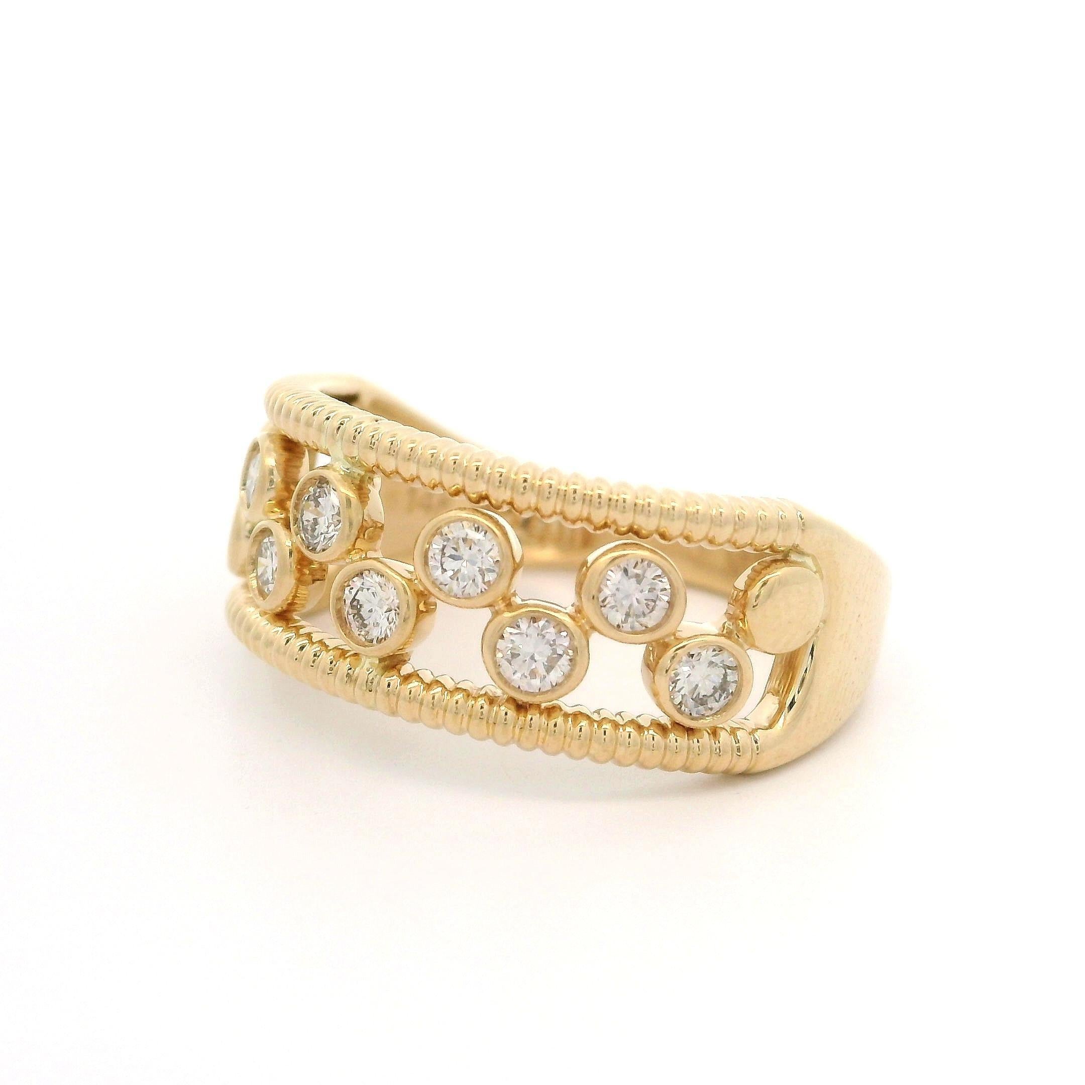 Donna Anello a fascia aperta con diamante fluttuante in oro giallo massiccio 14k da 0,50 ct. in vendita