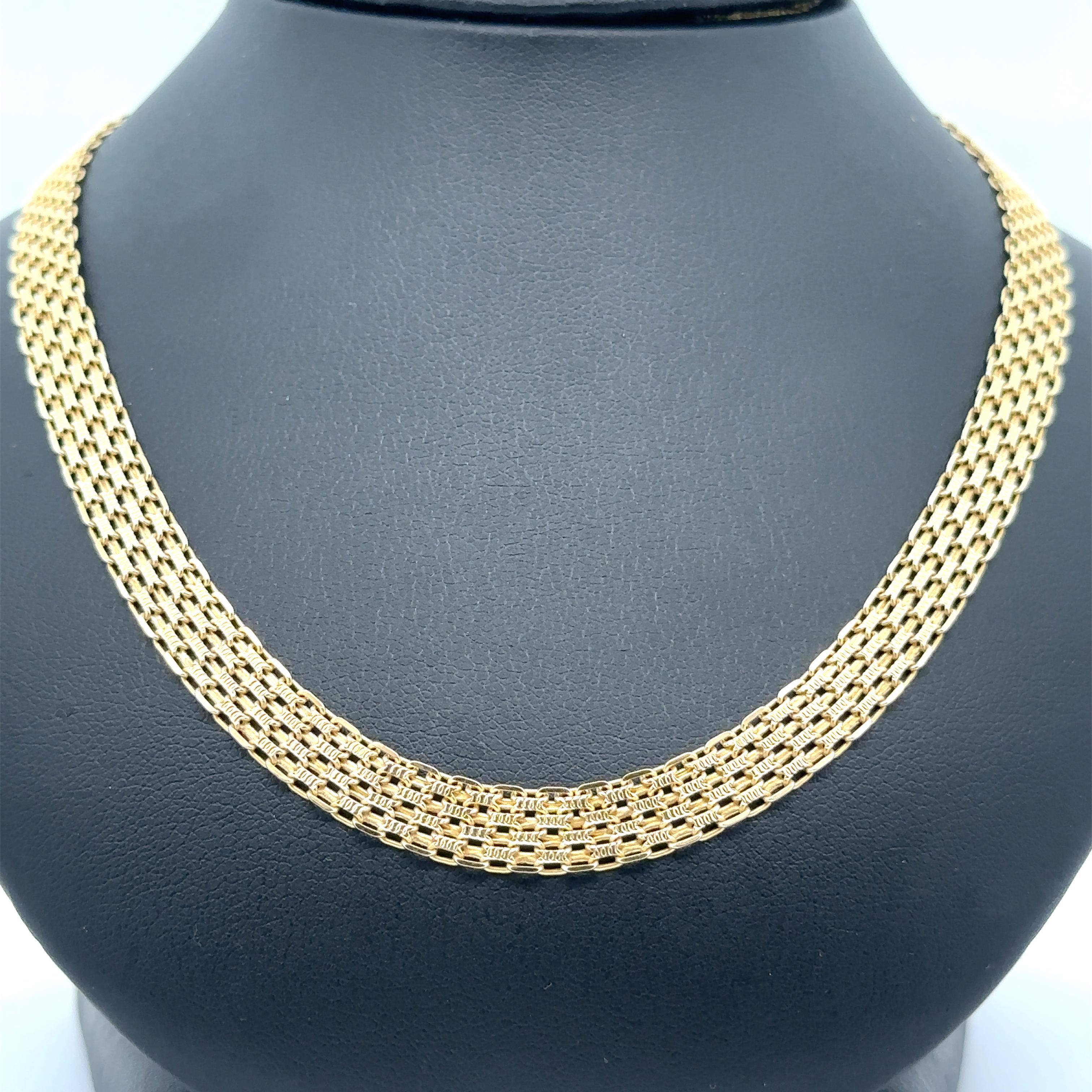 MATERIAL: Massives 14k Gelbgold
Gewicht: 17,01 Gramm
Kettentyp: Flaches Bismark-Glied
Kettenlänge: 18 Zoll
Kettenbreite: 7mm
Dicke der Kette: 1 mm (ca.)
Verschluss: Hummerklaue
Zustand: Originallackierung und Patina erhalten. Ausgezeichneter