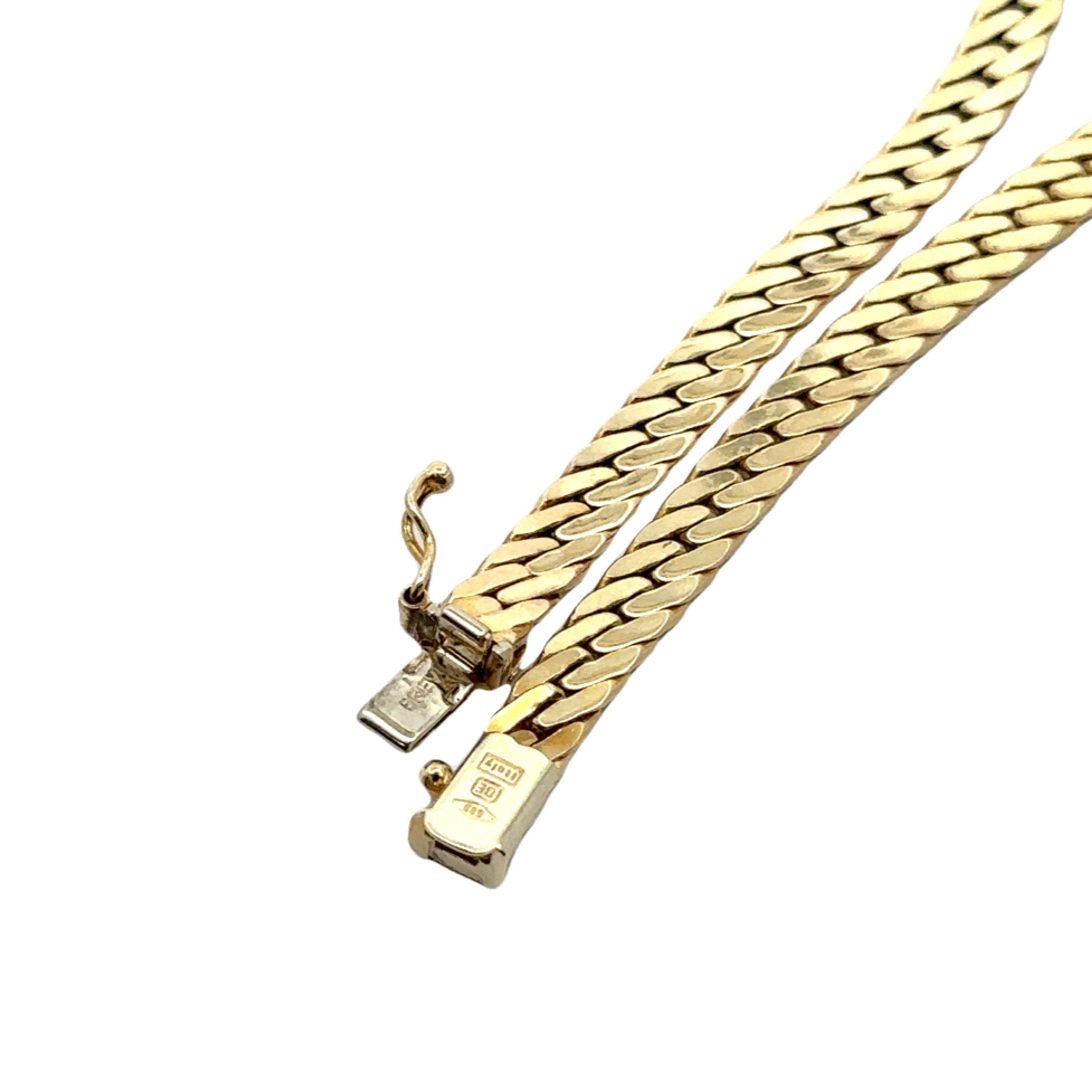 MATERIAL: Massives 14k Gelbgold
Gewicht: 29,83 Gramm
Kettentyp: Flache kubanische/kurbelförmige Kette
Kettenlänge: 18 Zoll
Kettenbreite: 4.7 mm
Dicke der Kette: 1.3mm
Verschluss: Druckverschluss mit doppelter Sicherheitsverriegelung
Zustand: