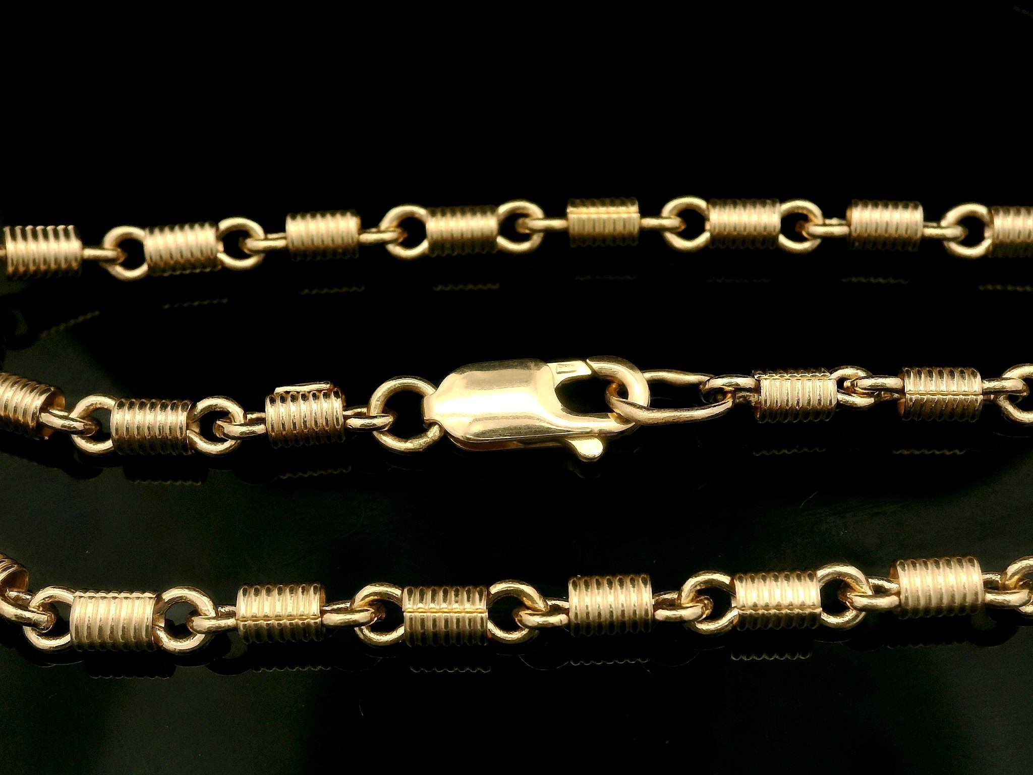 MATERIAL : Or jaune massif 14K
Poids : 16,5 grammes
Type : Lien entre le cylindre et la bobine
Longueur : 18,5 pouces
Fermoir : Fermoir à griffe de homard
Largeur et épaisseur : 2,8 mm (0,11