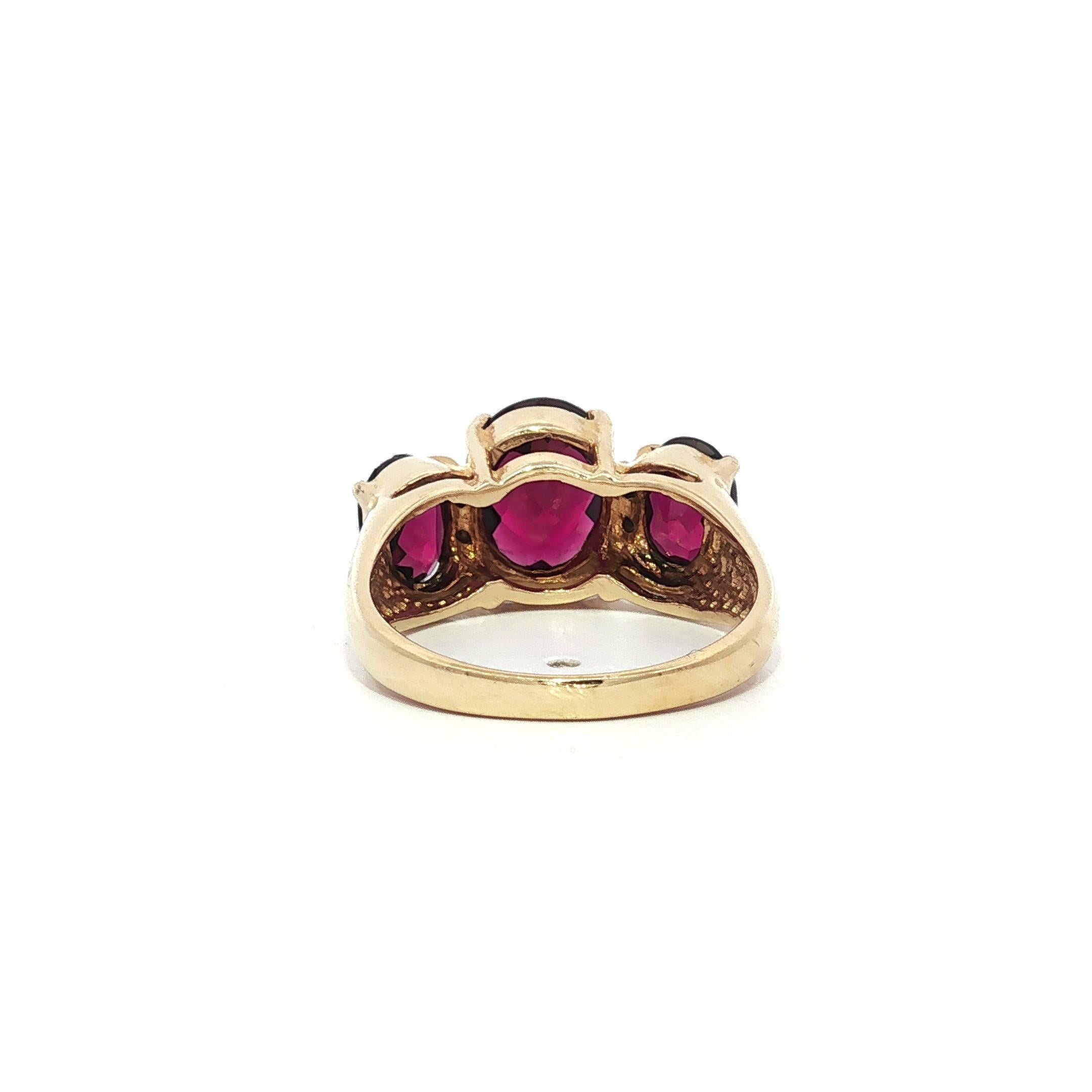 -Pierre(s) : -
(3) Grenat Rhodolite Naturel Véritable - taille ovale en damier - serti - couleur rouge foncé - pierre centrale 9.7x7.7mm , côtés 7.4x4.6mm chacun (approx.)
(4) Diamants naturels véritables - taille unique - sertis en pavé - beaux