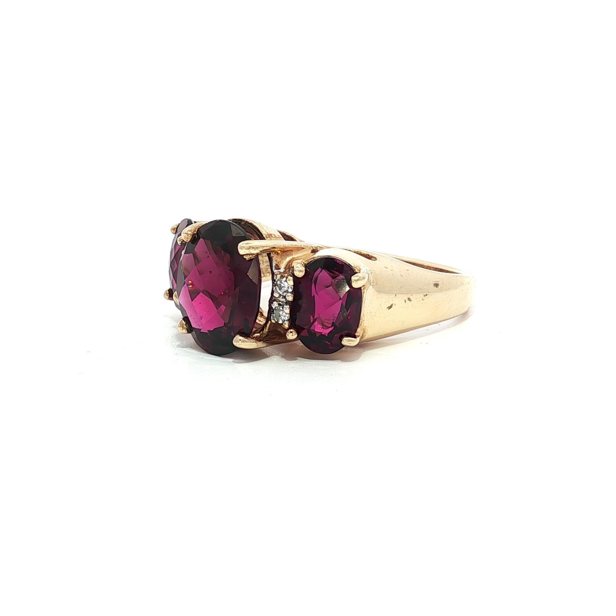 Bague 3 pierres en or jaune 14k massif, grenat rhodolite ovale en damier et diamant Excellent état - En vente à Montclair, NJ
