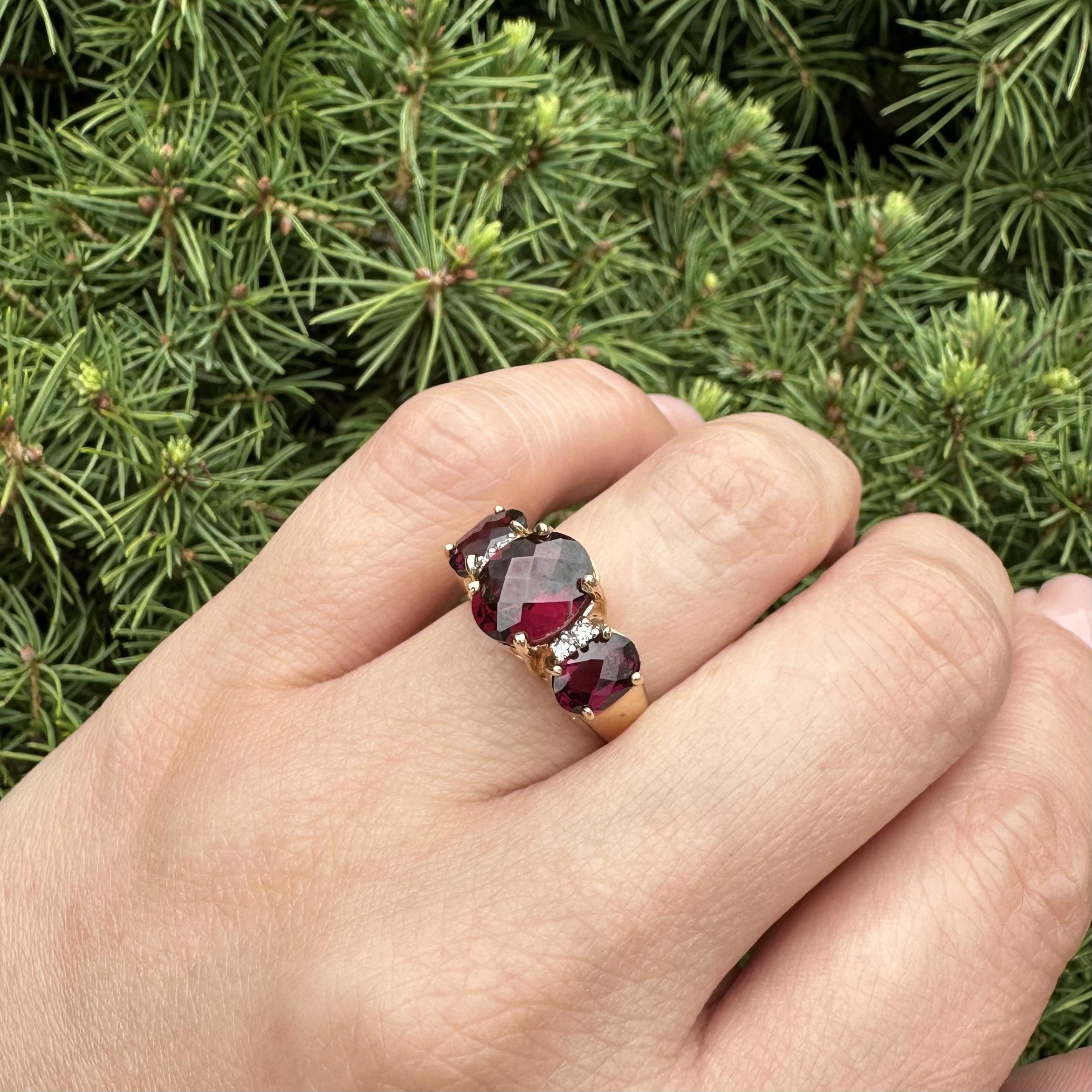 Bague 3 pierres en or jaune 14k massif, grenat rhodolite ovale en damier et diamant en vente 1