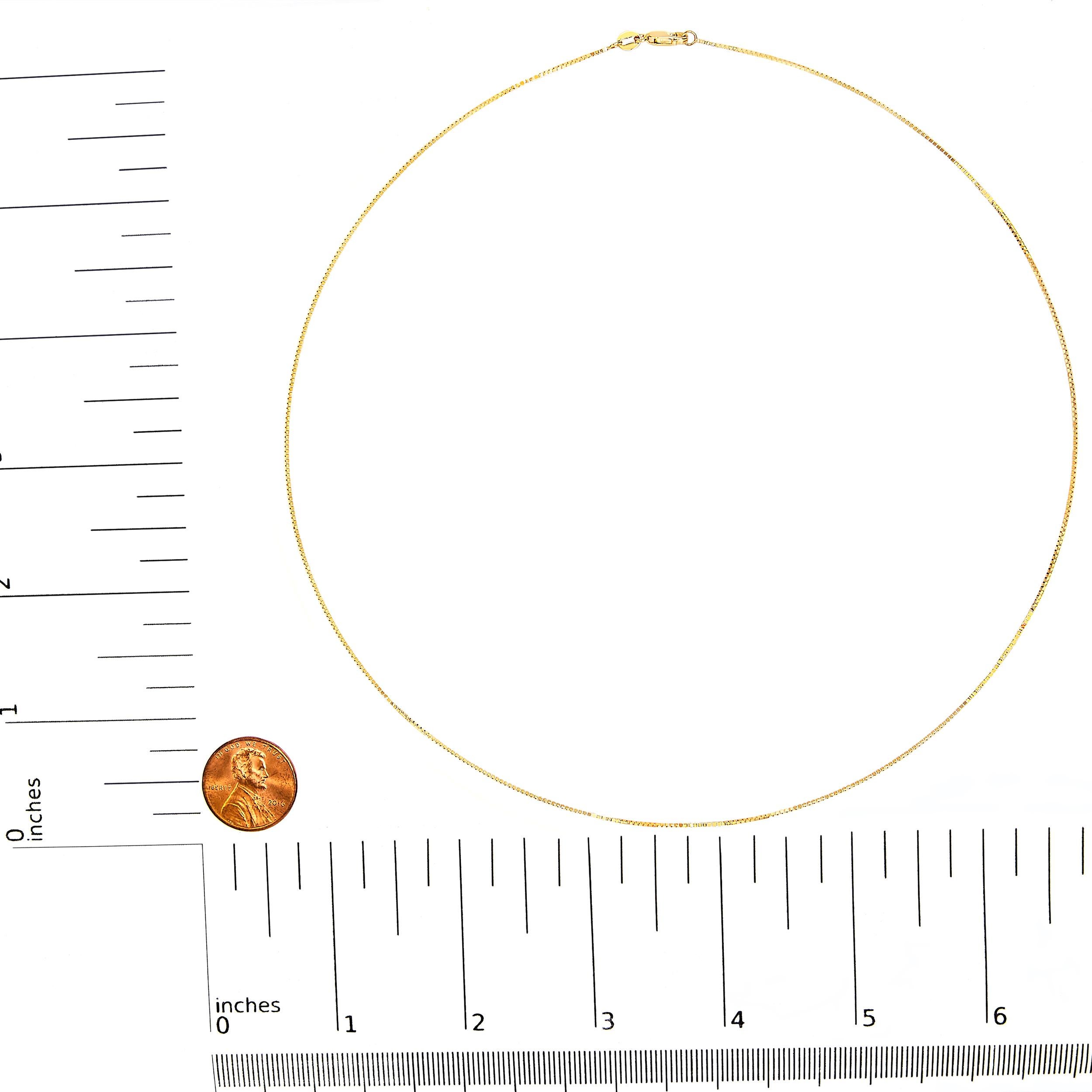 Voici un chef-d'œuvre exquis réalisé avec précision et élégance - un collier à chaîne classique de 0,75 mm en or jaune 14 carats massif. Cette chaîne unisexe, méticuleusement conçue en or 14 carats, dégage un charme et une sophistication