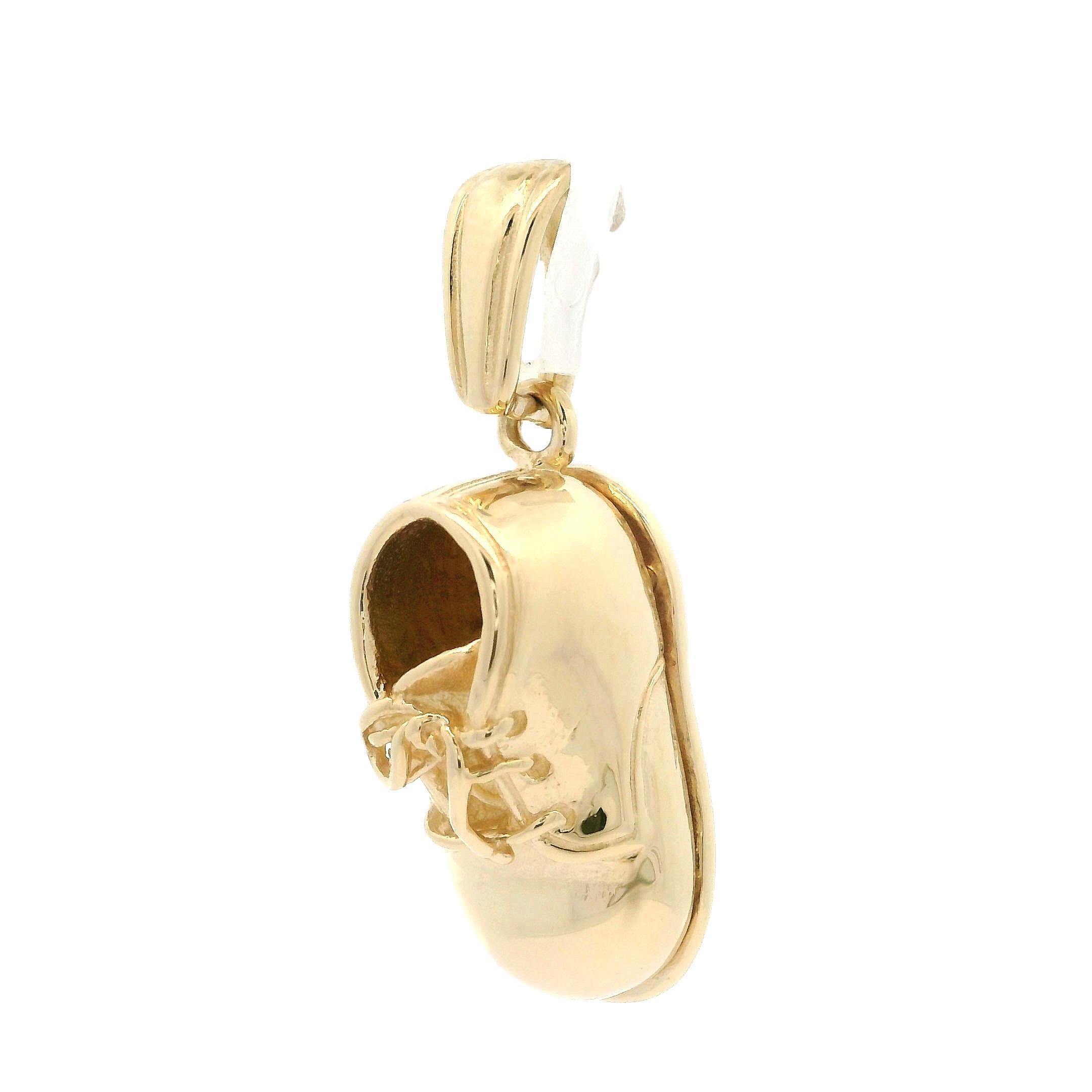 Pendentif breloque Lucky Shoe en or jaune massif 14 carats avec clous Excellent état - En vente à Montclair, NJ
