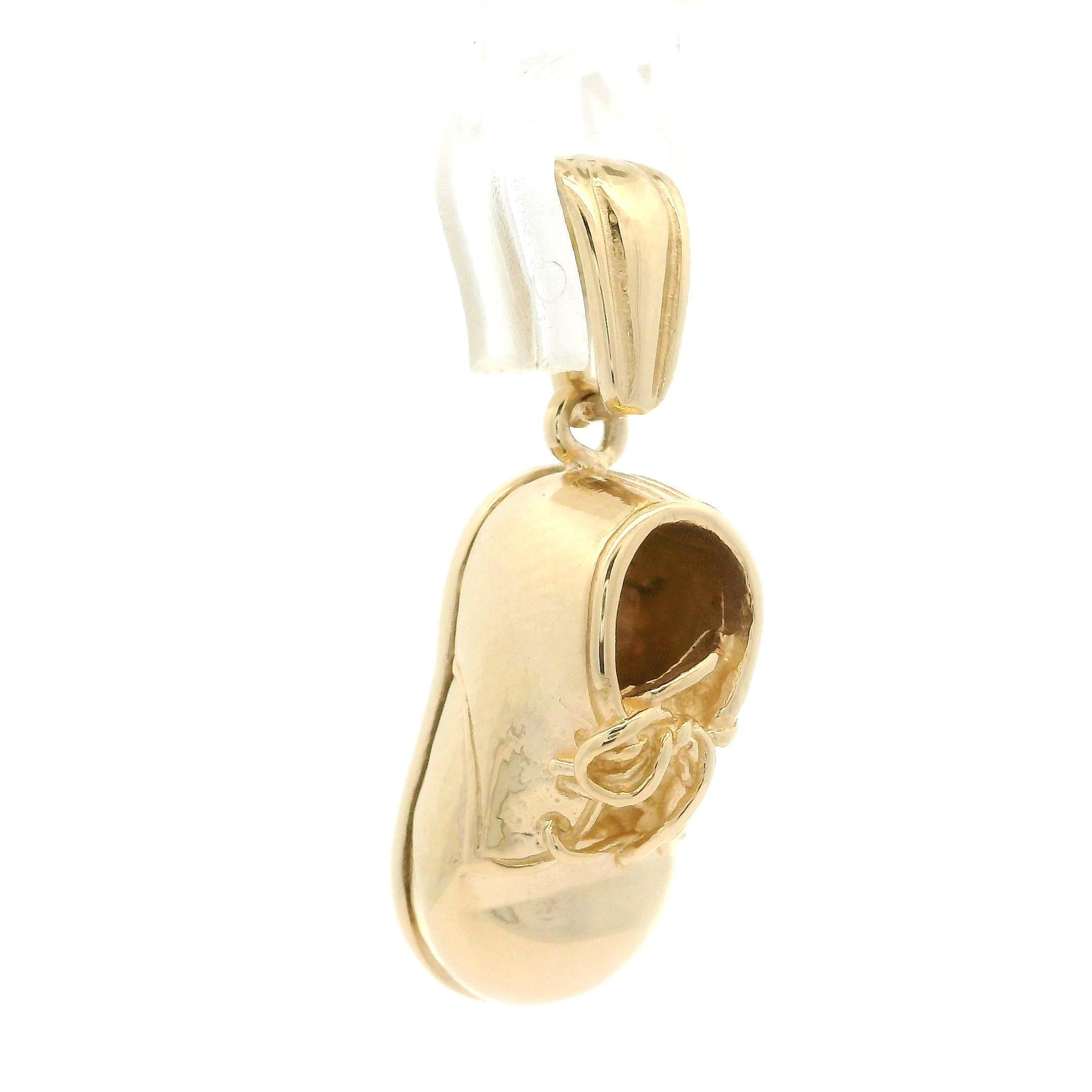 Pendentif breloque Lucky Shoe en or jaune massif 14 carats avec clous en vente 1