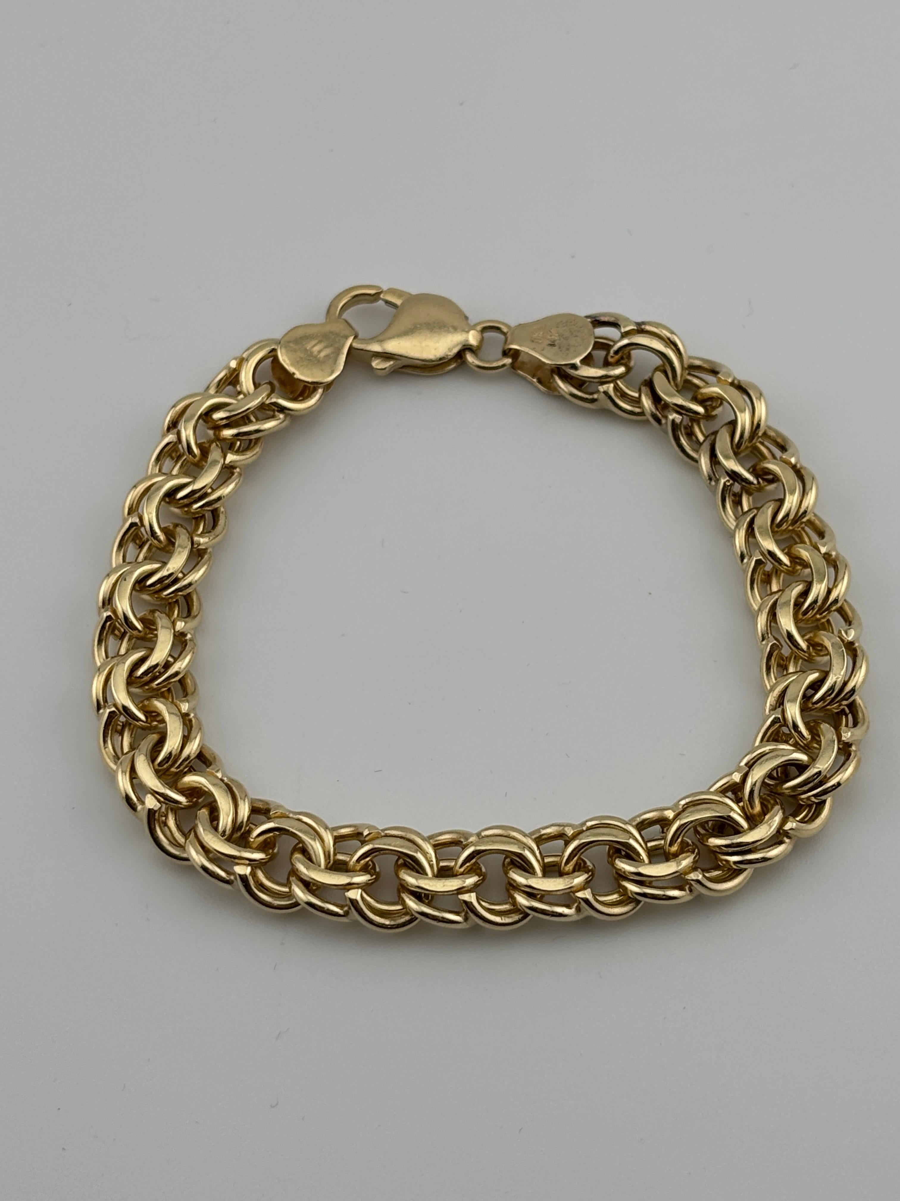 Matériau : Or jaune 14k
Poids : 36.2 grammes
Longueur : 8 pouces
Largeur : 9,5 mm

Bracelet classique et robuste en or 14k. Convient pour l'ajout de charmes mais peut également être porté seul. La simplicité de ce bracelet en fait un choix parfait