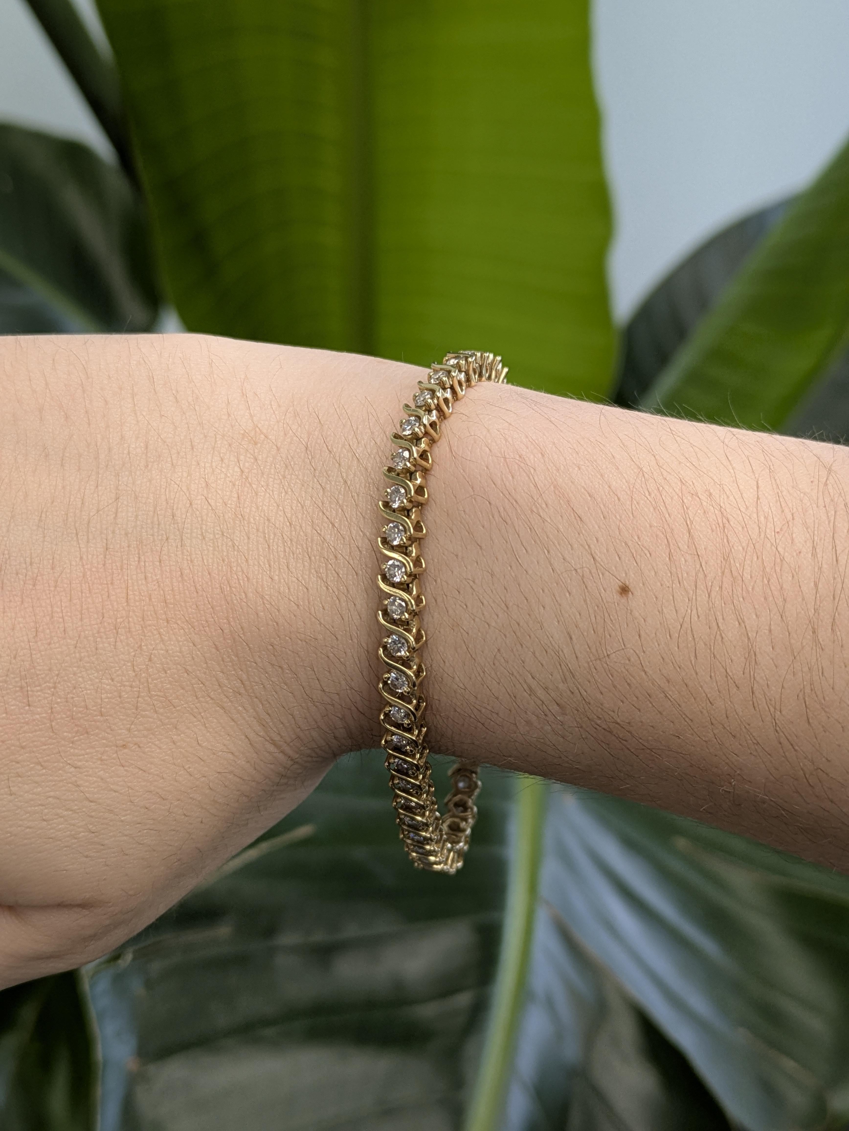 Capolavoro di eleganza senza tempo, questo bracciale Tennis in oro giallo presenta un design a onde che incornicia con grazia ogni diamante a taglio rotondo. I diamanti sono incastonati per massimizzare la loro brillantezza, mentre le curve dell'oro