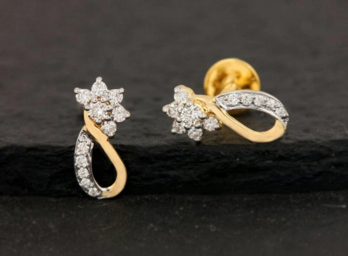 Boucles d'oreilles demi-fleur en or jaune massif 14K avec diamants certifiés authentiques. en vente 1