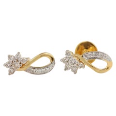 Boucles d'oreilles demi-fleur en or jaune massif 14K avec diamants certifiés authentiques.