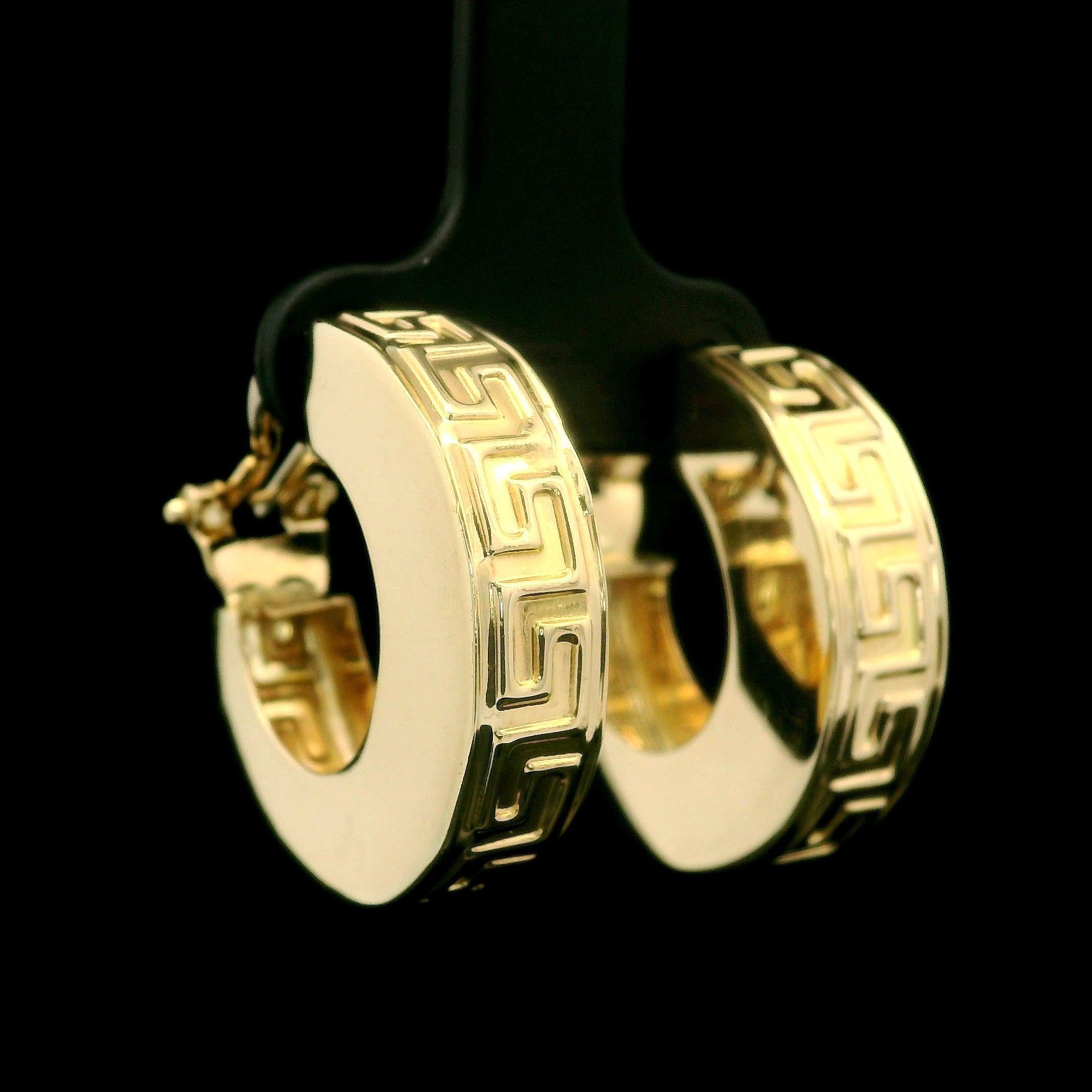 Solid 14k Yellow Gold Greek Key Pattern Huggie Hoop Omega Earrings In Excellent Condition For Sale In Montclair, NJ