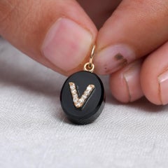 Anhänger aus massivem 14-karätigem Gelbgold mit natürlichem Diamanten und dem Anfangsbuchstaben „V“