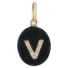 Anhänger aus massivem 14-karätigem Gelbgold mit natürlichem Diamanten und dem Anfangsbuchstaben „V“