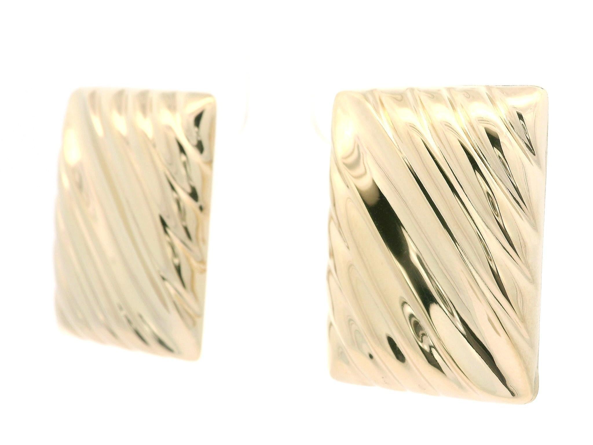 Boucles d'oreilles Omega en or jaune massif 14 carats de forme rectangulaire avec boutons rainurés Excellent état - En vente à Montclair, NJ