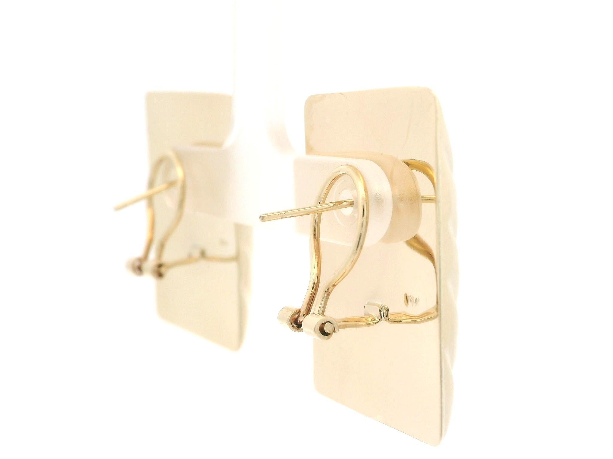 Boucles d'oreilles Omega en or jaune massif 14 carats de forme rectangulaire avec boutons rainurés Pour femmes en vente