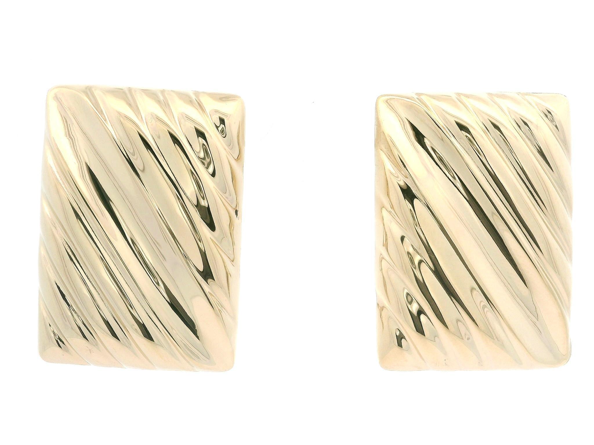Boucles d'oreilles Omega en or jaune massif 14 carats de forme rectangulaire avec boutons rainurés en vente 1