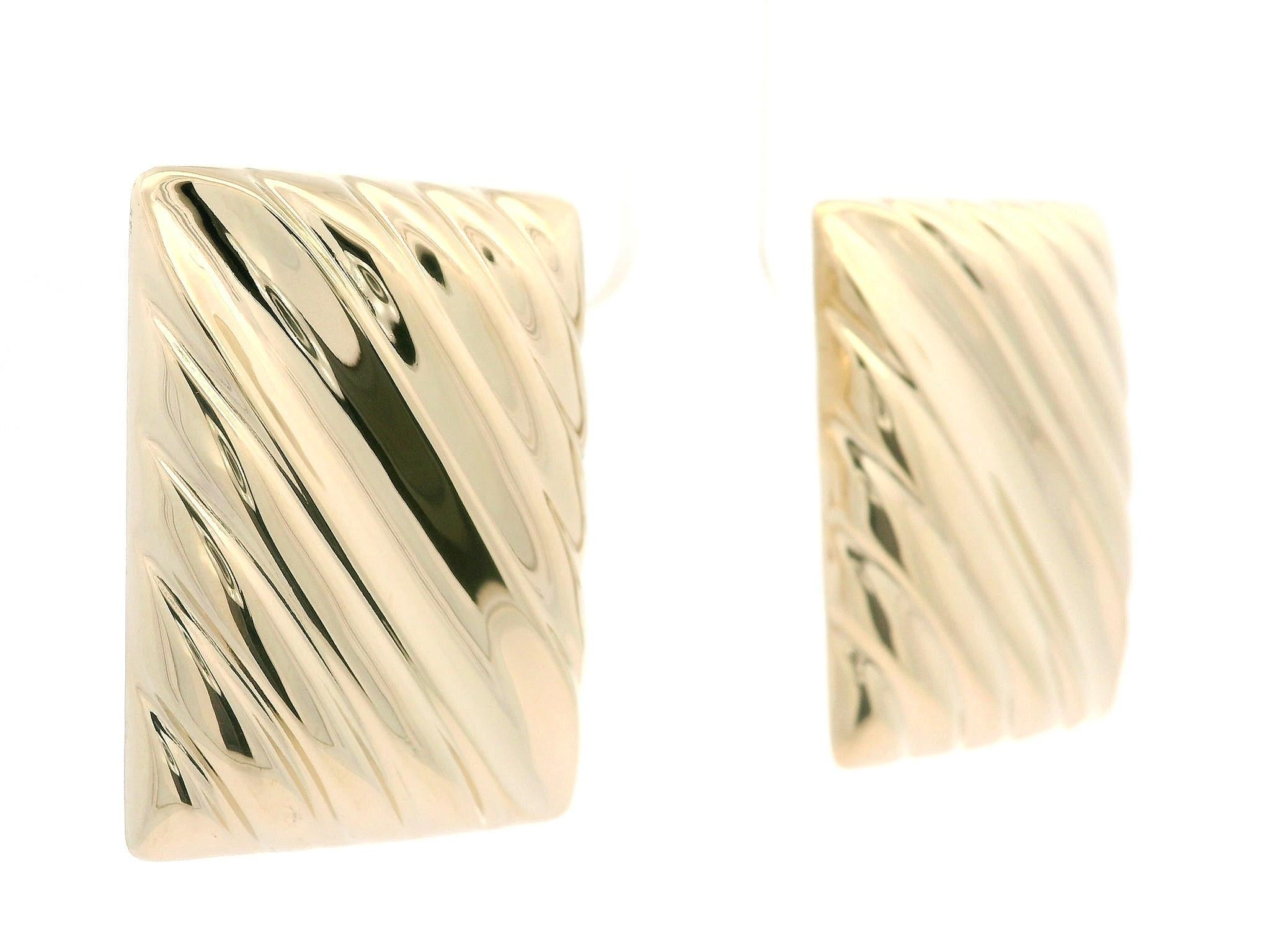 Boucles d'oreilles Omega en or jaune massif 14 carats de forme rectangulaire avec boutons rainurés en vente 2