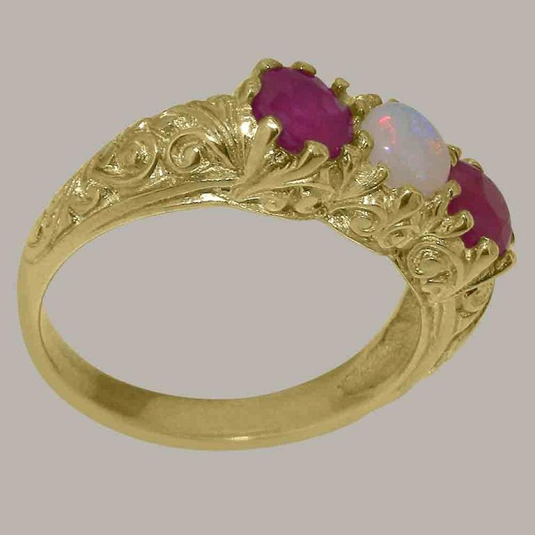 En vente :  Bague trilogie personnalisable en or jaune massif 14 carats avec opale naturelle et rubis pour femmes 3