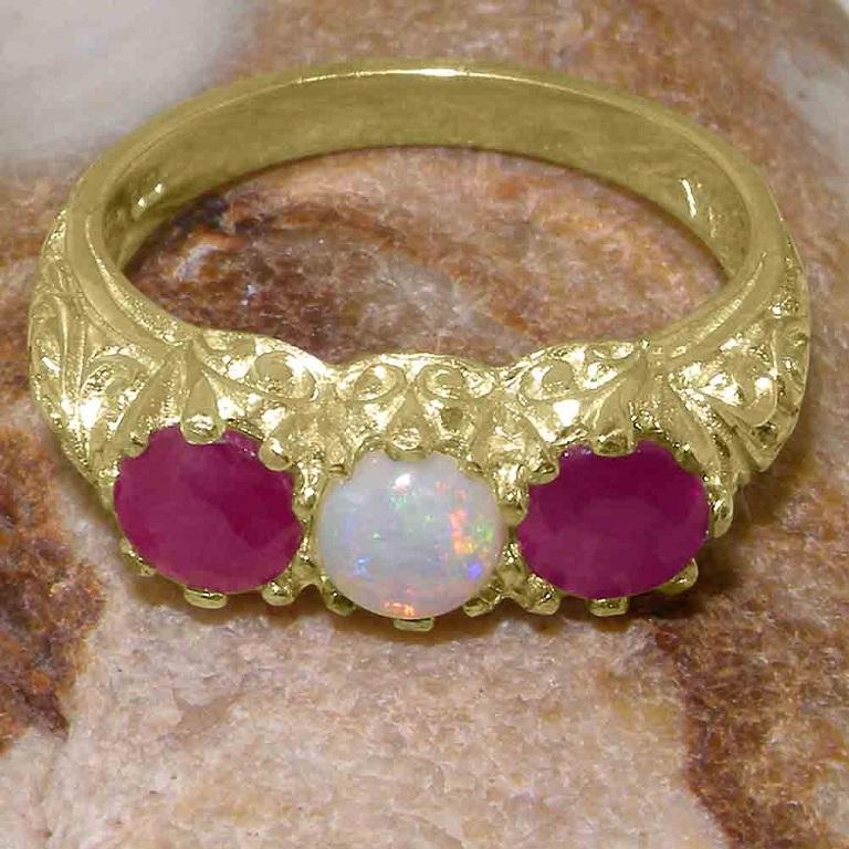 En vente :  Bague trilogie personnalisable en or jaune massif 14 carats avec opale naturelle et rubis pour femmes 6
