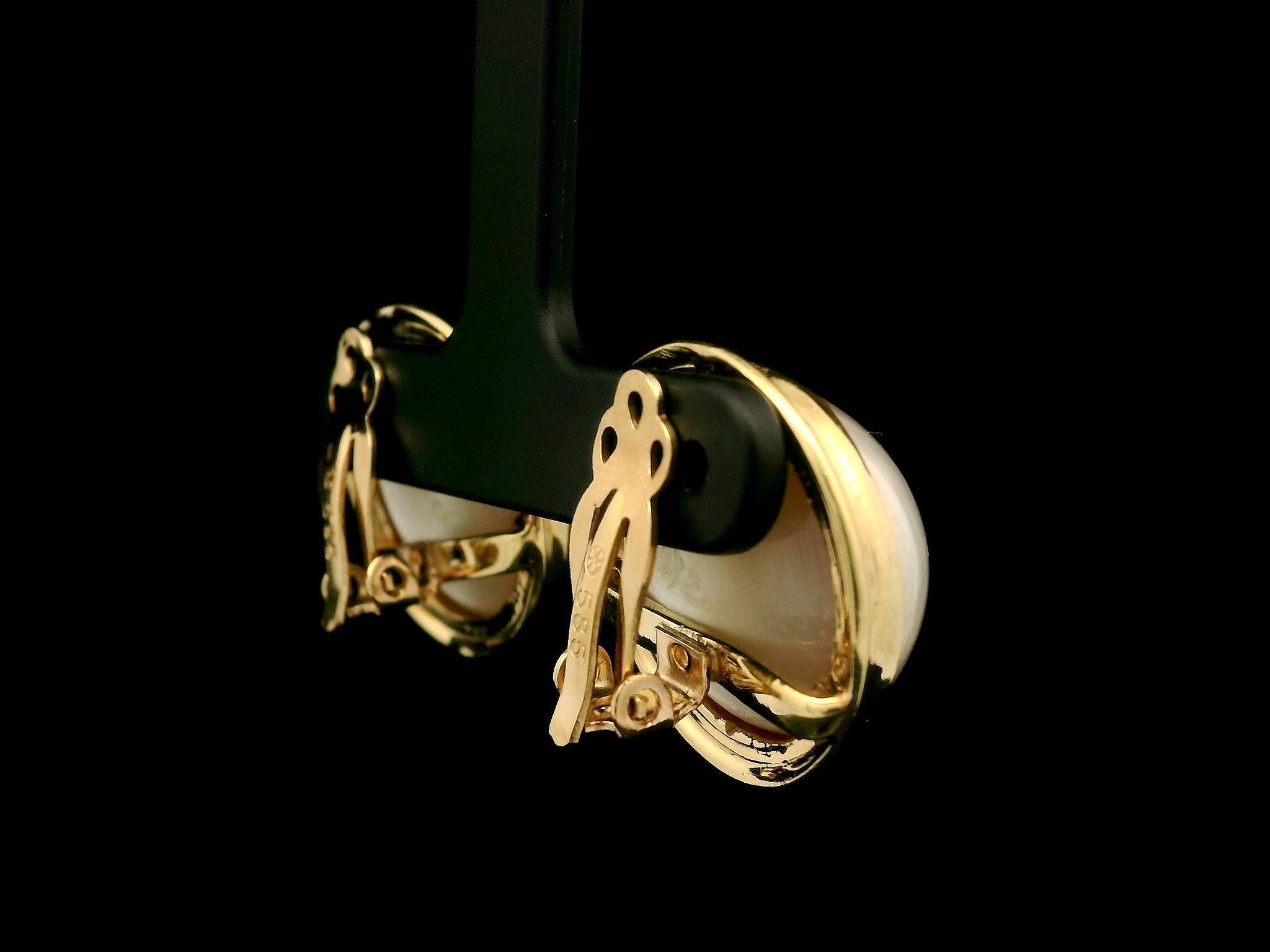 Orecchini Eleg in oro giallo massiccio 14 carati con perle Mabe a bottone in vendita 7
