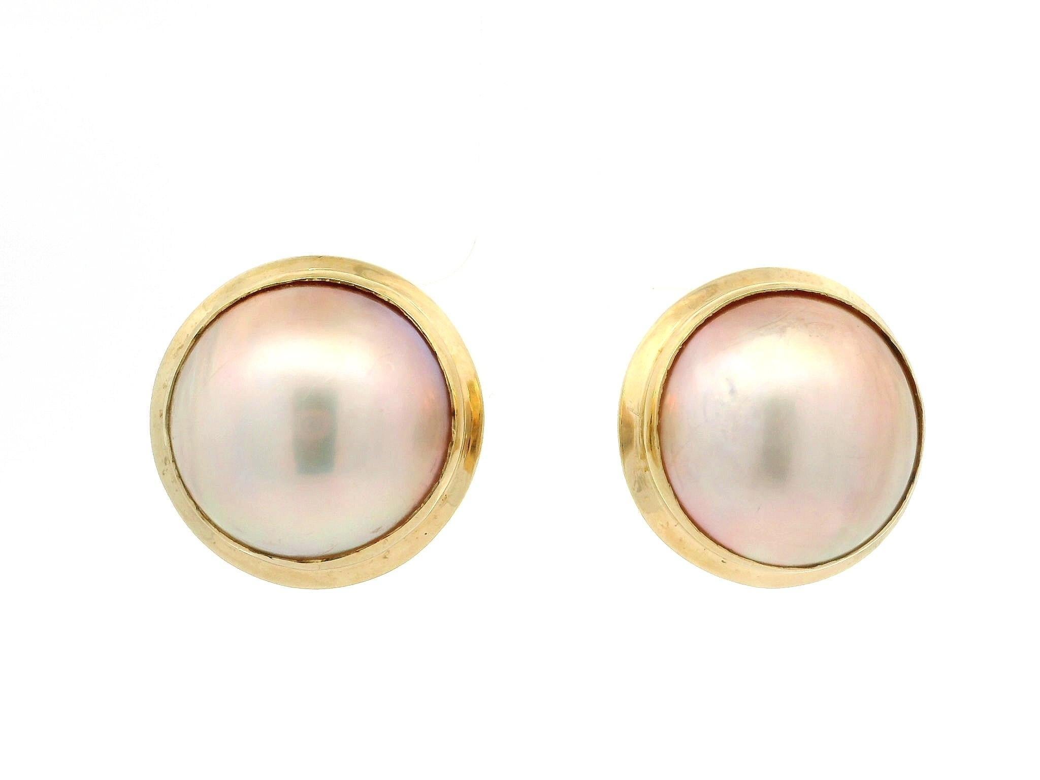 --Pietre: --
(2) Autentiche perle coltivate Mabe - Forma rotonda - Colore bianco con sfumature rosa - Eccellente lucentezza - 17,6 mm (circa)

Materiale: Oro giallo massiccio 14k
Peso: 14,59 grammi
Fondello: Chiusure a clip (non è necessario avere
