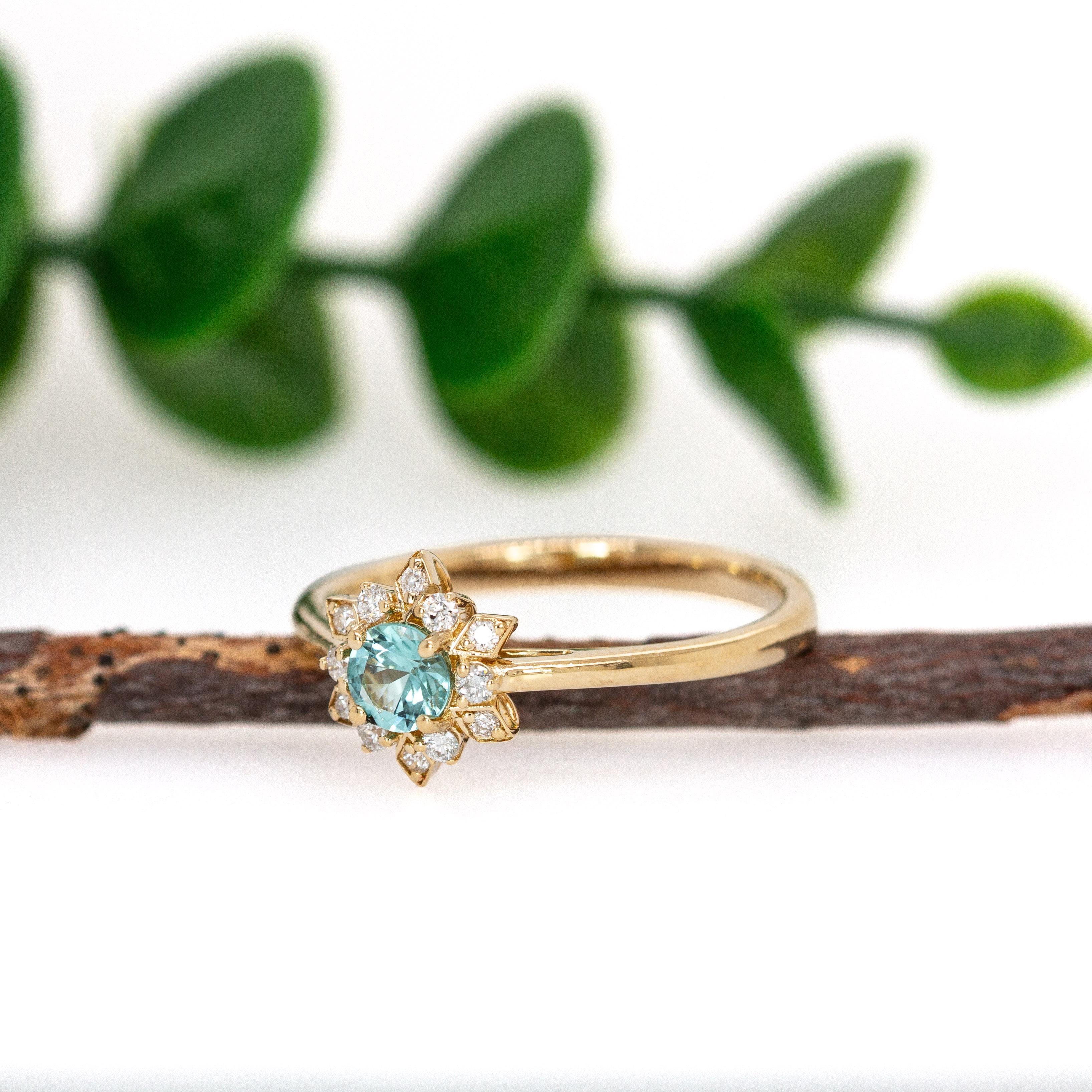 Taille ronde Bague en or jaune 14K Tourmaline Paraiba avec accents de diamants naturels en vente