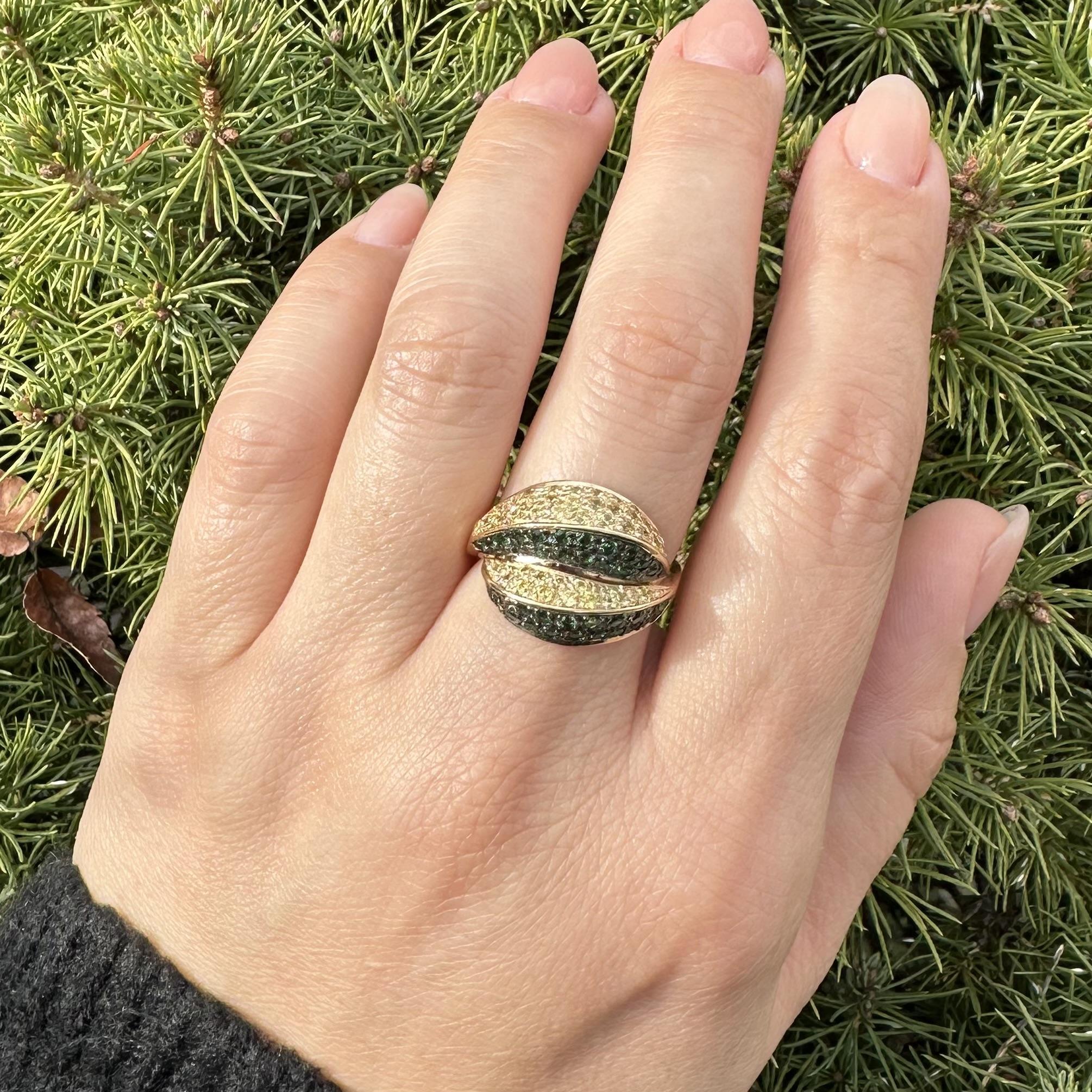 Anello ondulato in oro giallo massiccio 14k con pave di pietre brillanti gialle e verdi in vendita 6