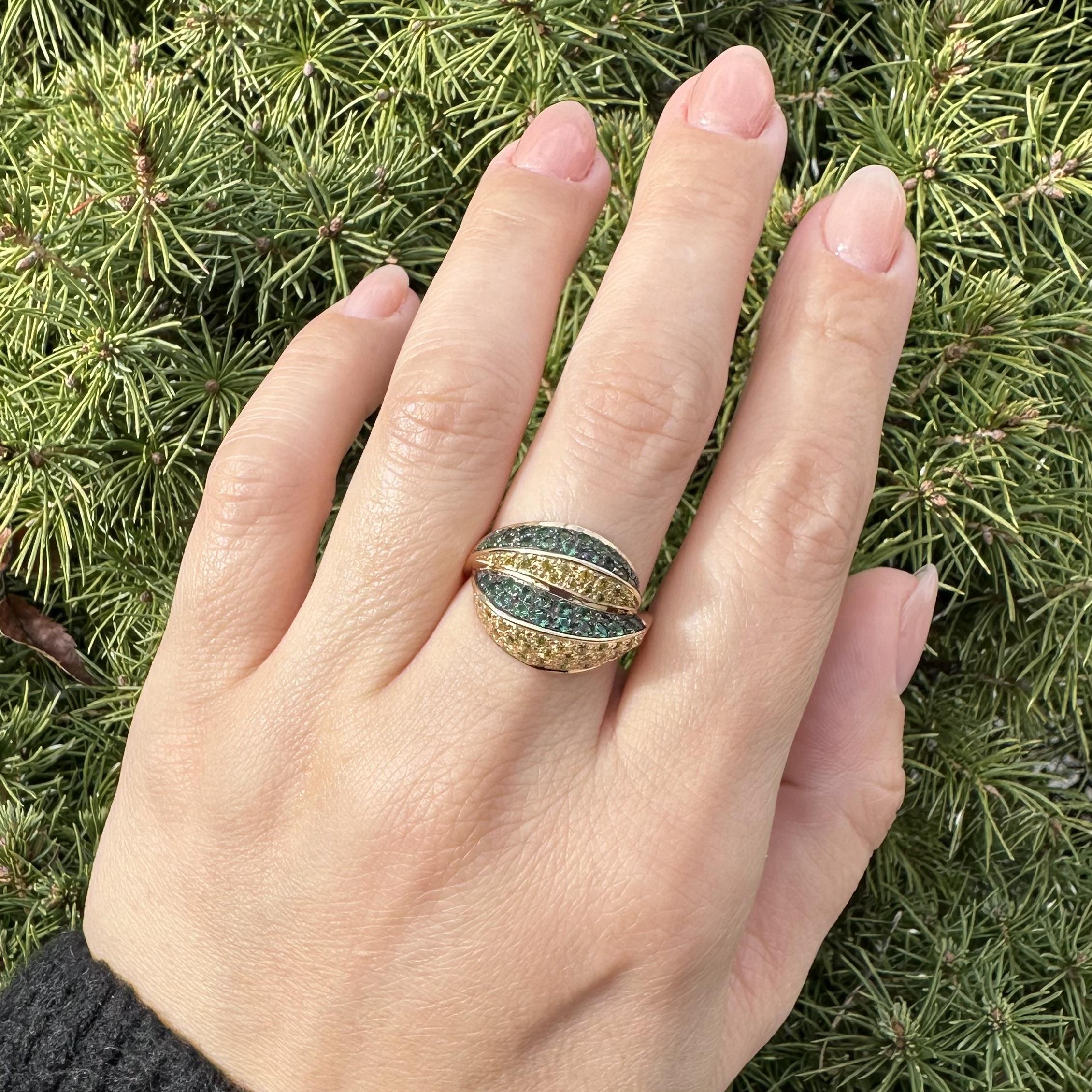 Anello ondulato in oro giallo massiccio 14k con pave di pietre brillanti gialle e verdi in vendita 7