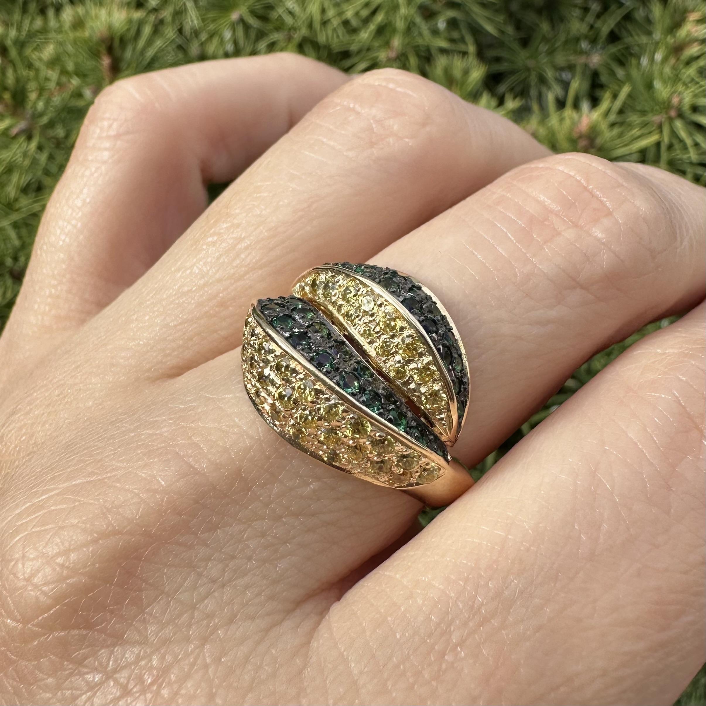 Anello ondulato in oro giallo massiccio 14k con pave di pietre brillanti gialle e verdi in vendita 8