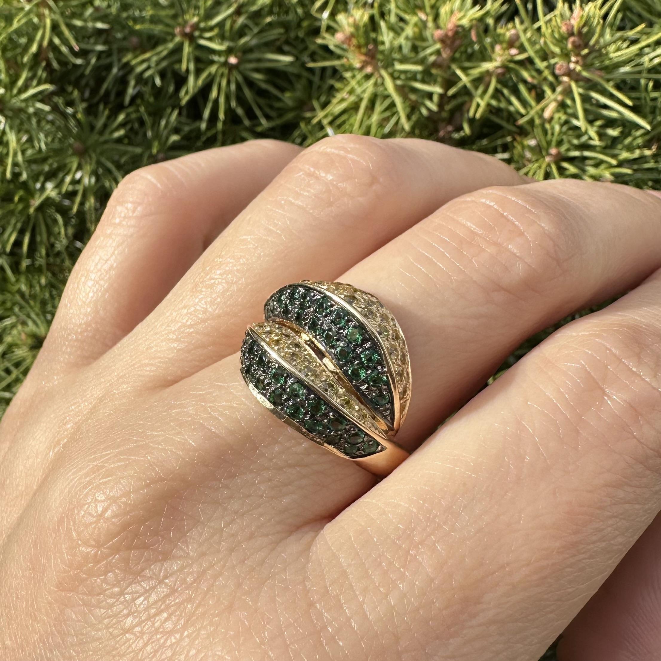 Anello ondulato in oro giallo massiccio 14k con pave di pietre brillanti gialle e verdi in vendita 9