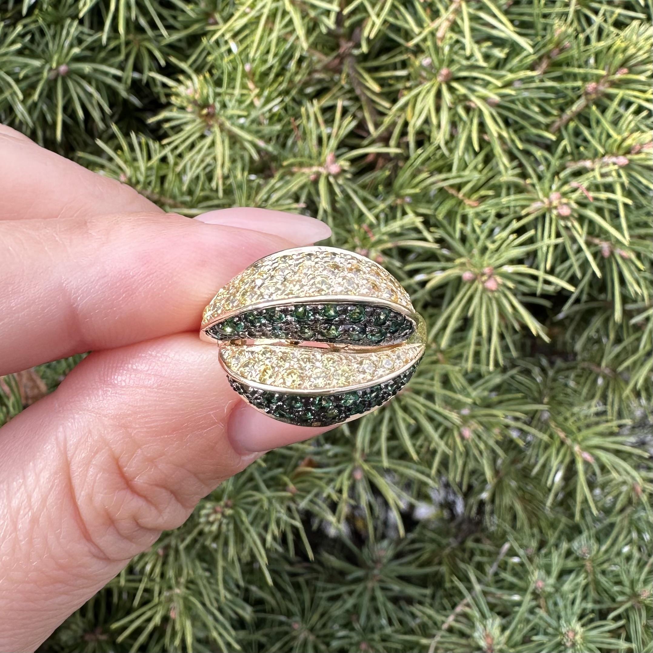 Anello ondulato in oro giallo massiccio 14k con pave di pietre brillanti gialle e verdi in vendita 10